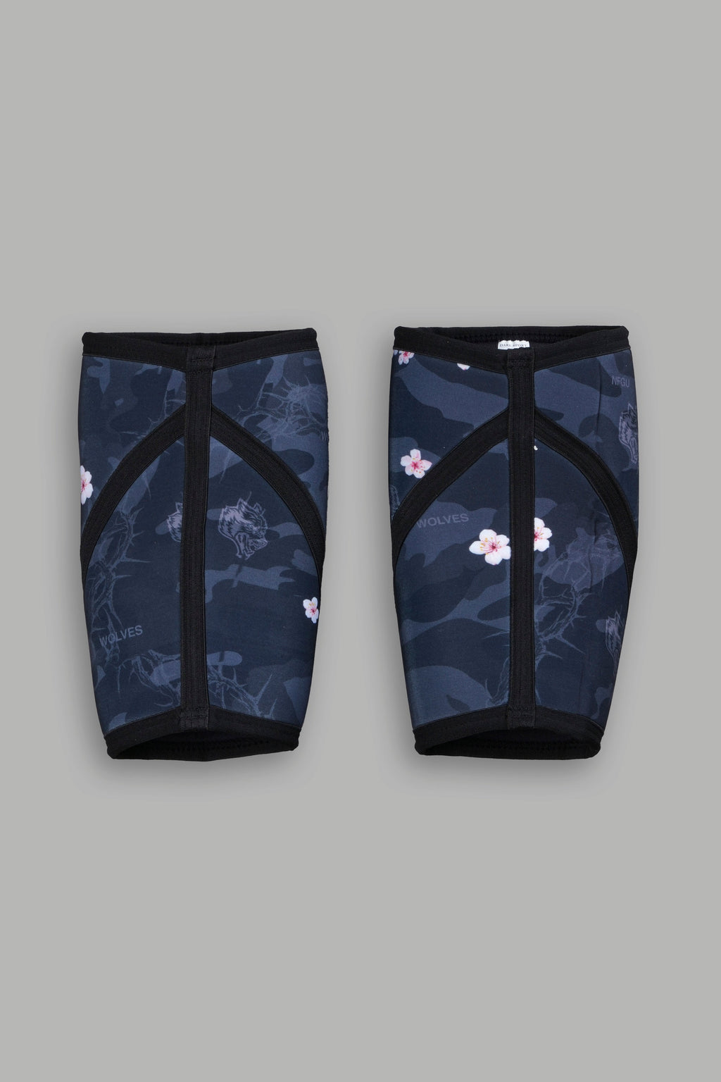 Warrior In The Garden Print Knee Sleeves in Warrior In A Garden Black Camo — imagem 2