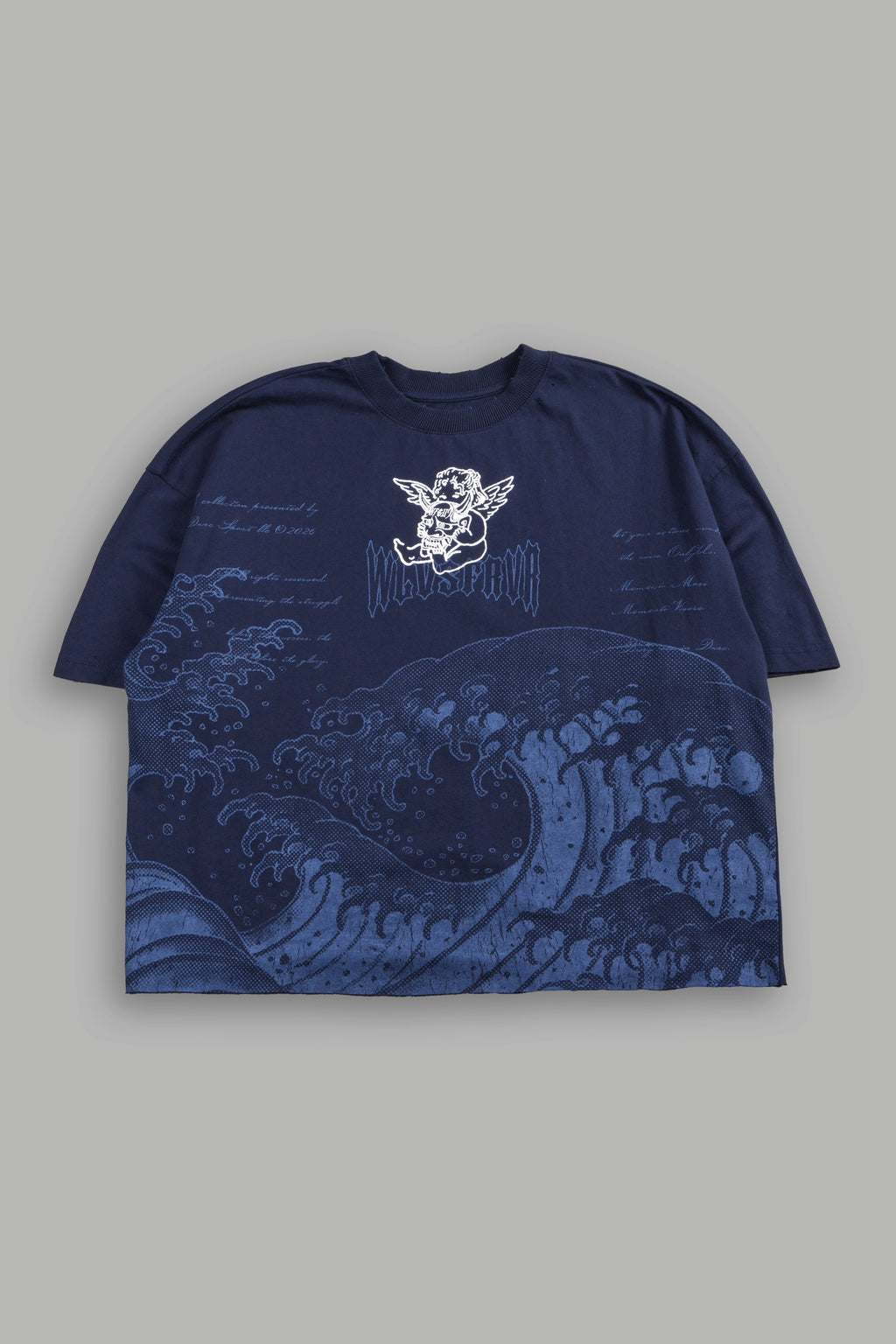 The Great Wave Distressed Grunge Box Cut Tee V2 in Navy — imagem 1