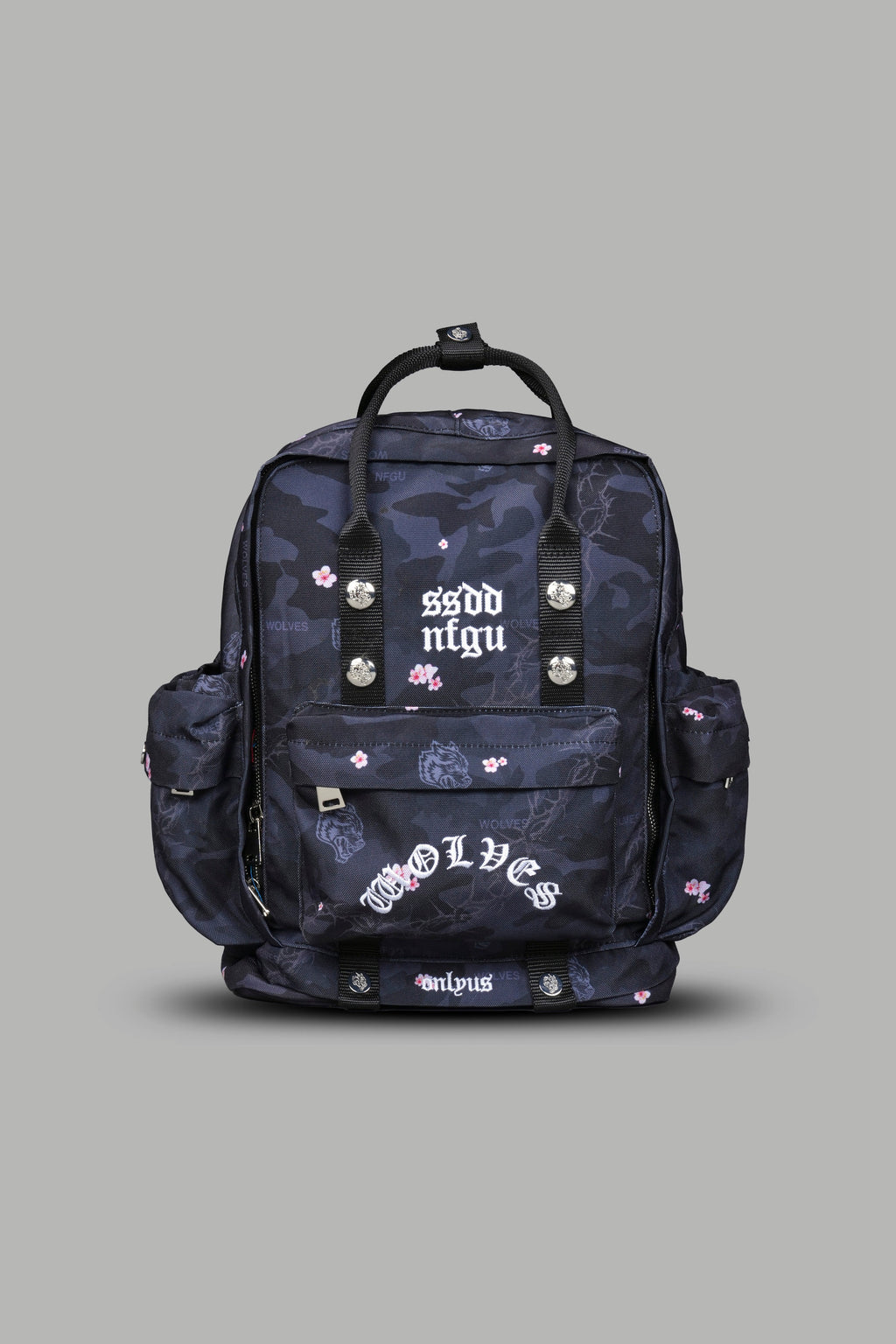 Wolves All Day Backpack in Warrior in a Garden Black Camo — imagem 1