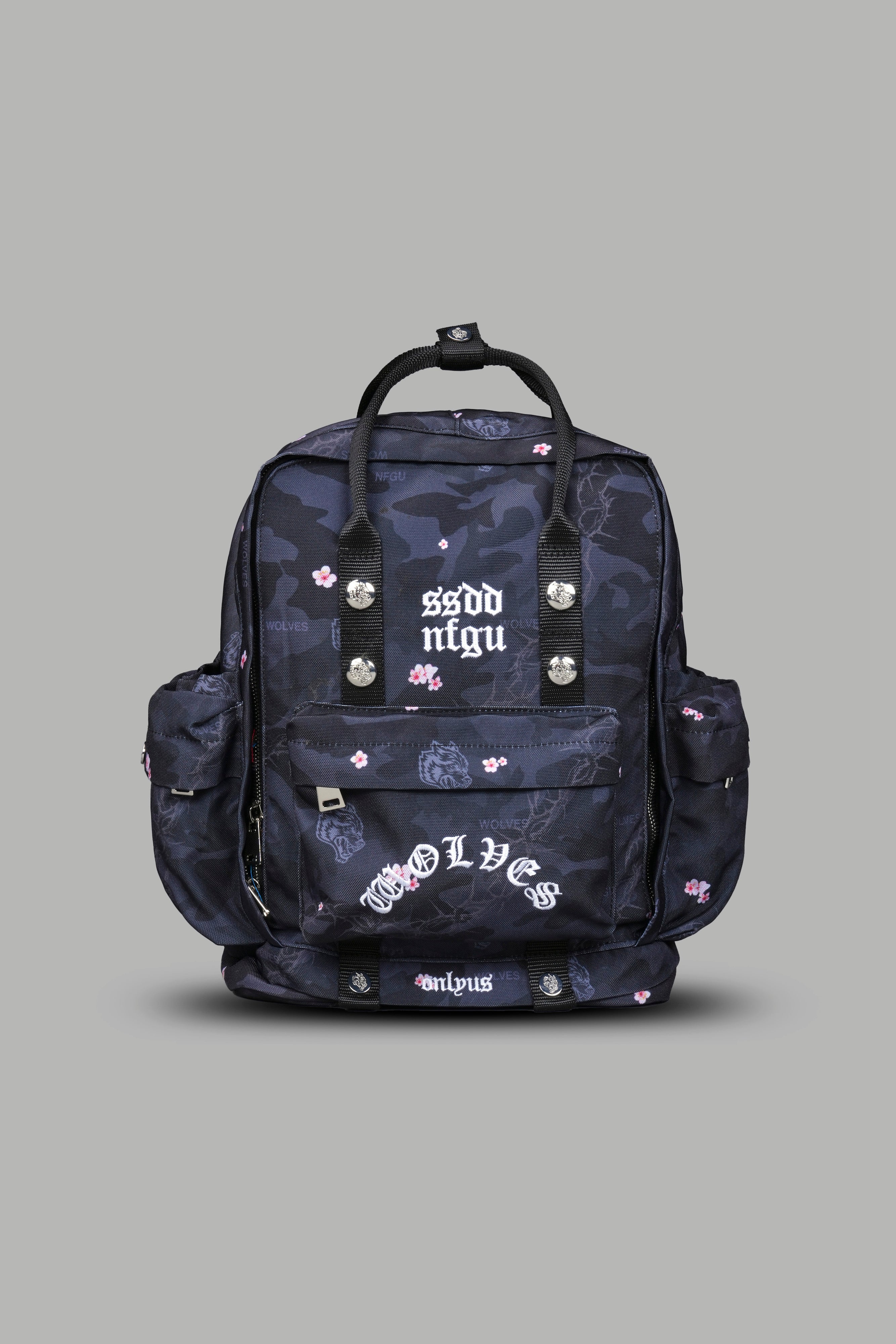 Wolves All Day Backpack in Warrior in a Garden Black Camo — imagem 1
