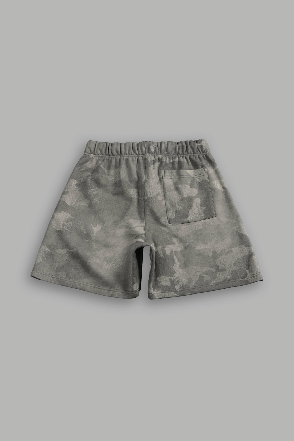 Dual Oversized Post Lounge Sweat Shorts in Lush Vintage Woodland Camo - imagem 2