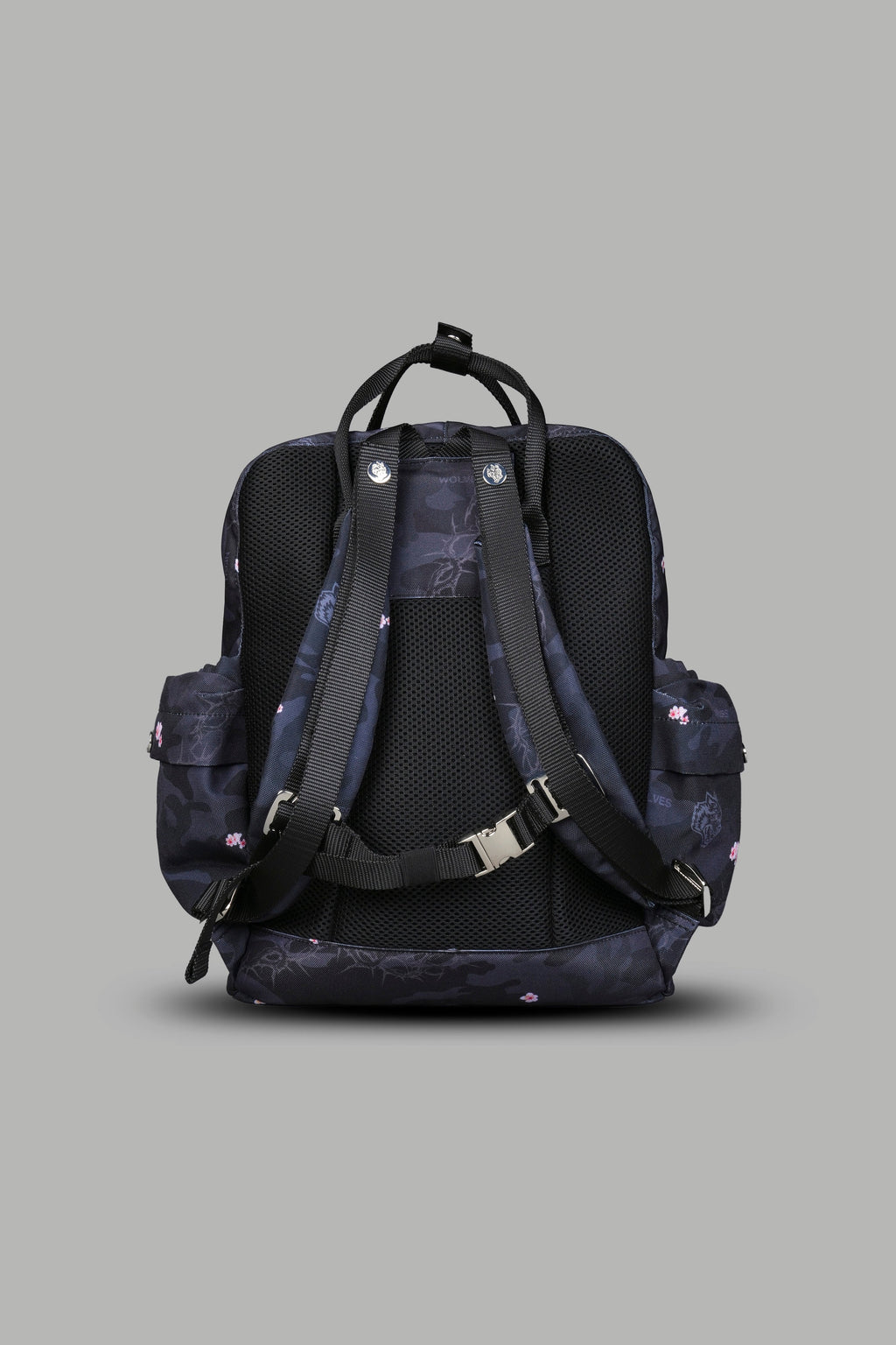 Wolves All Day Backpack in Warrior in a Garden Black Camo — imagem 2