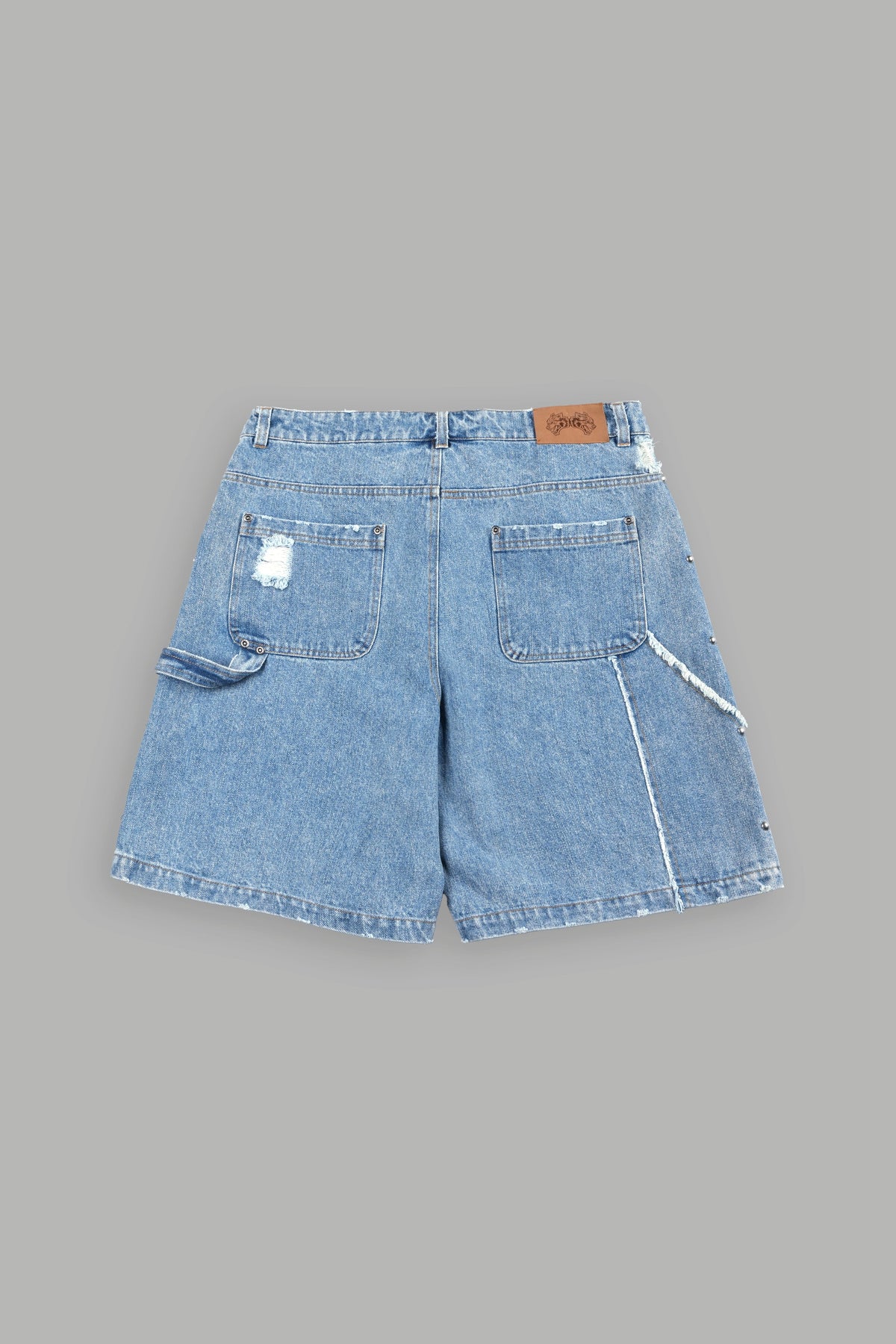 Wolves Heritage Distressed Denim Carpenter Shorts In Light Wash - imagem 3
