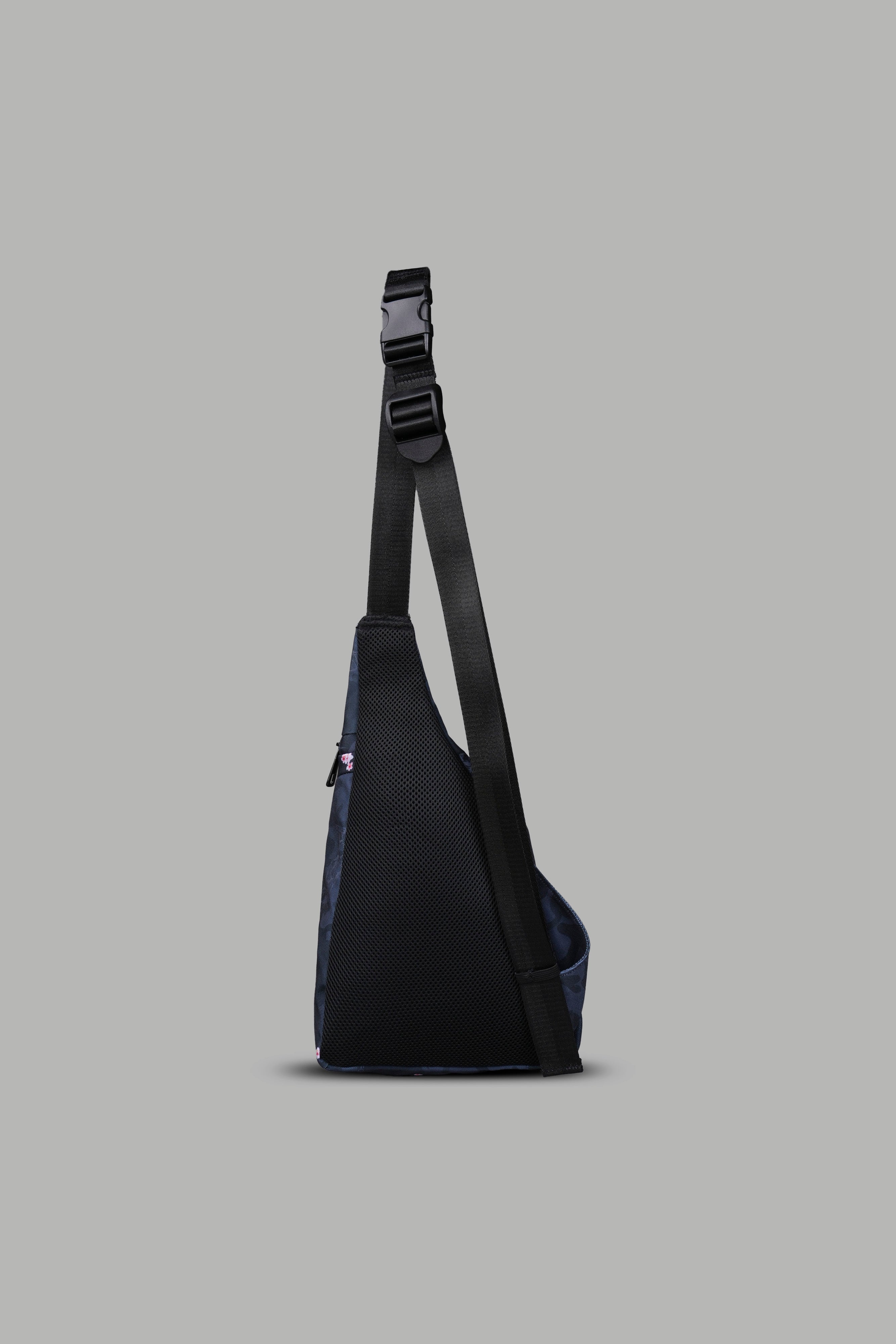 Darc Sport Wolves Blossom Sling Bag in Warrior in a Garden Black Camo — imagem 2