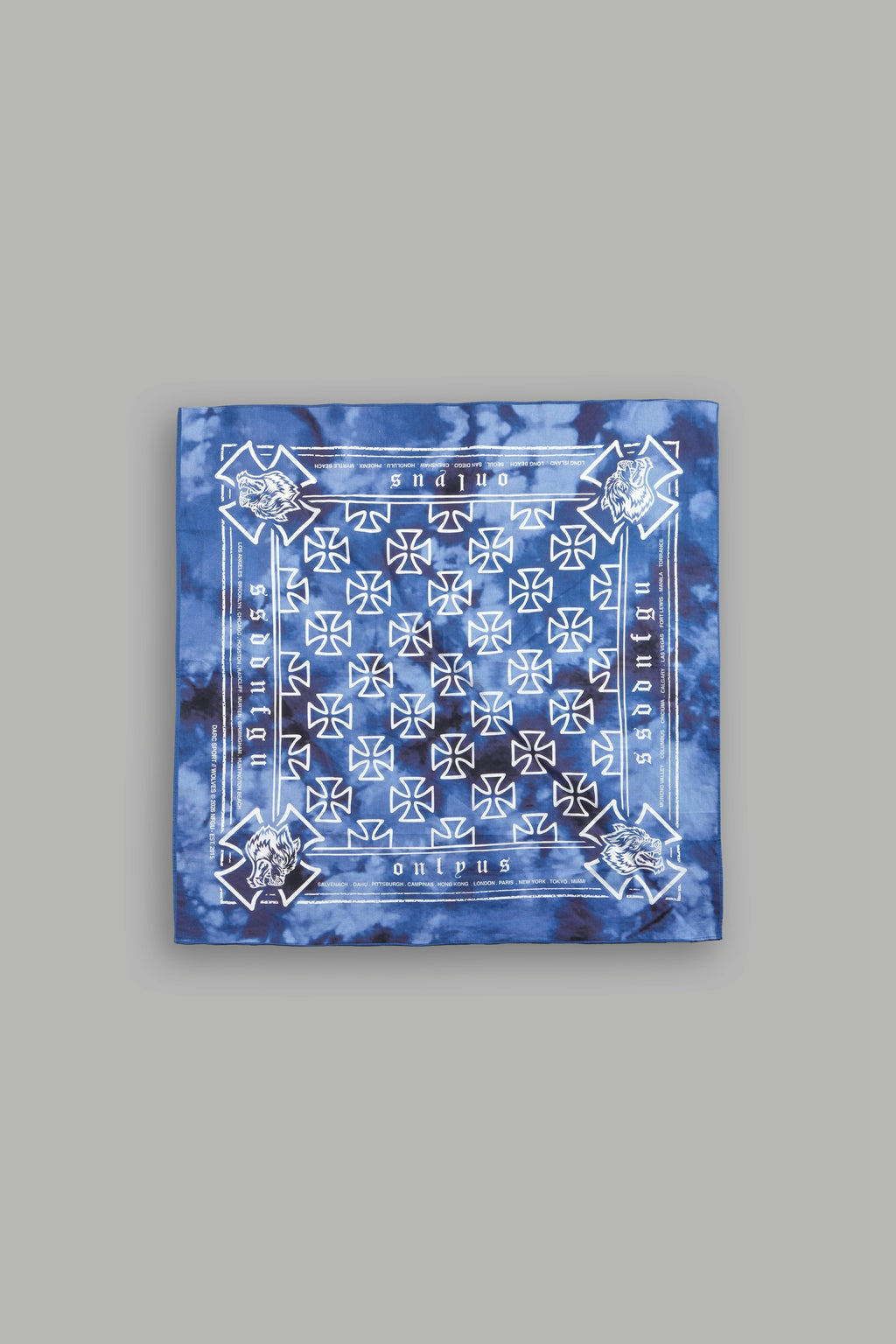 Wolf Iron Cross Bandana in Darc Blue Ghost Clouds — imagem 1