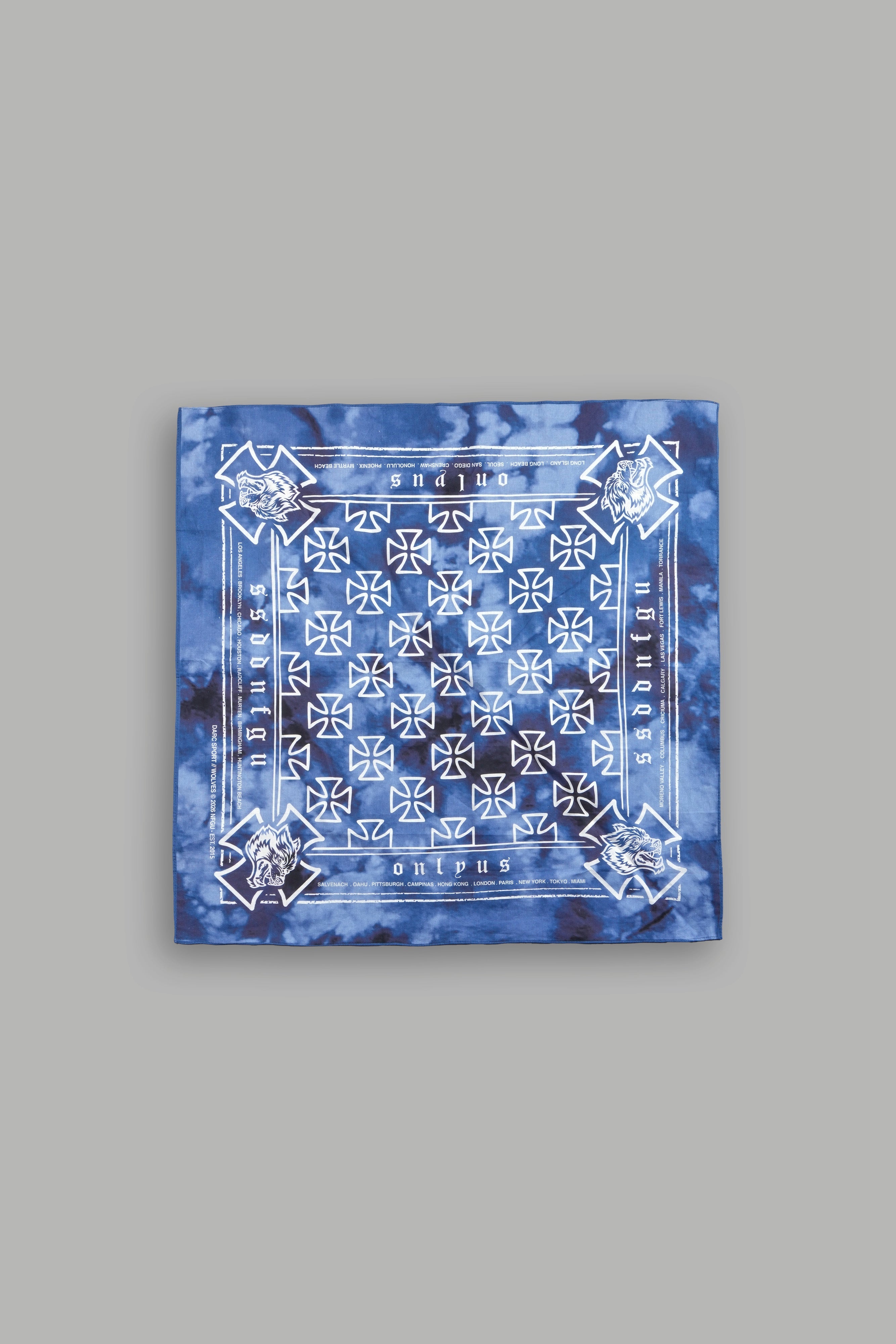 Wolf Iron Cross Bandana in Darc Blue Ghost Clouds — imagem 1