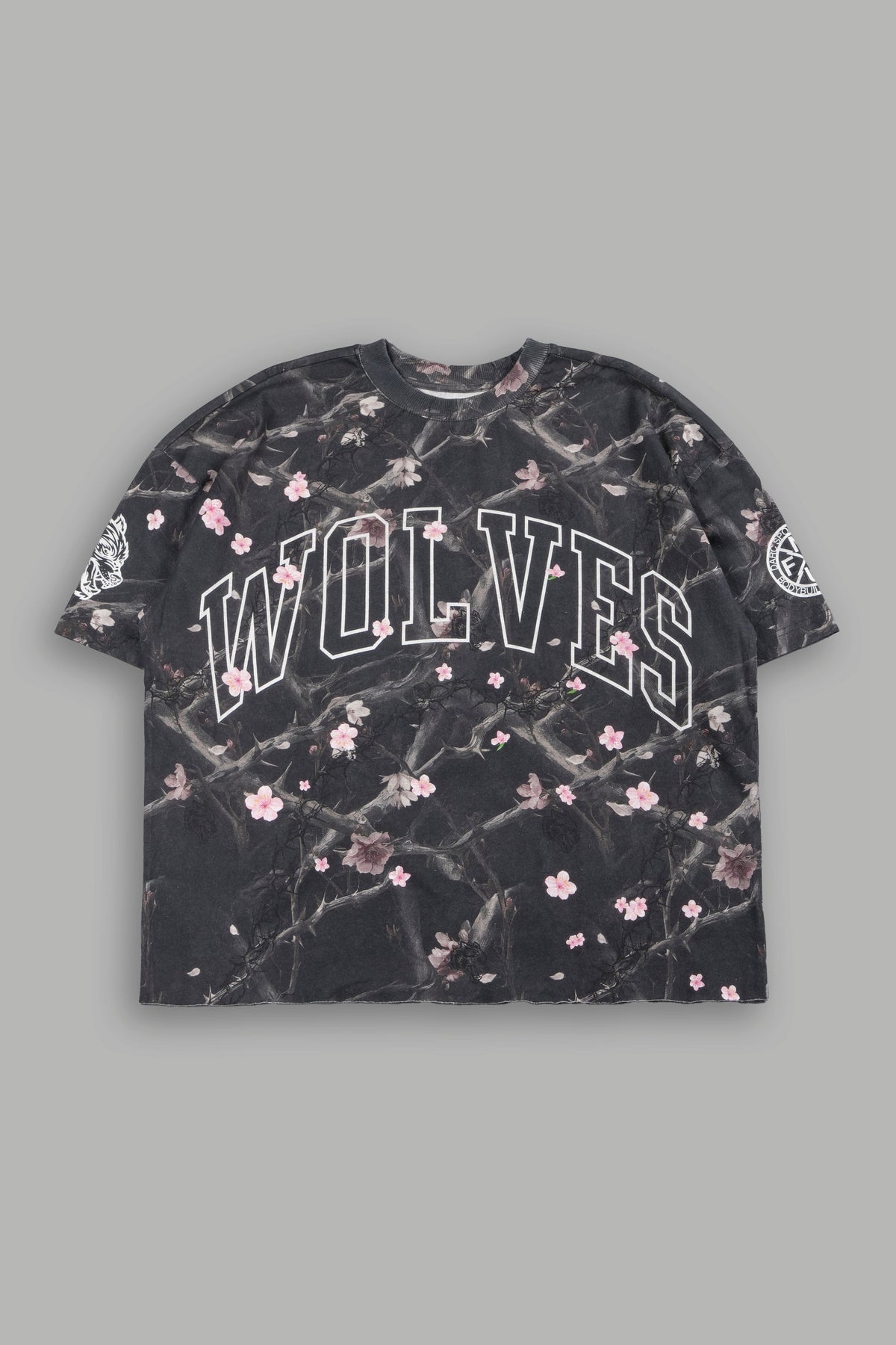 Loyalty Sakura Grunge Mid Length Raw Hem Tee In All Of Us Camo - imagem 1