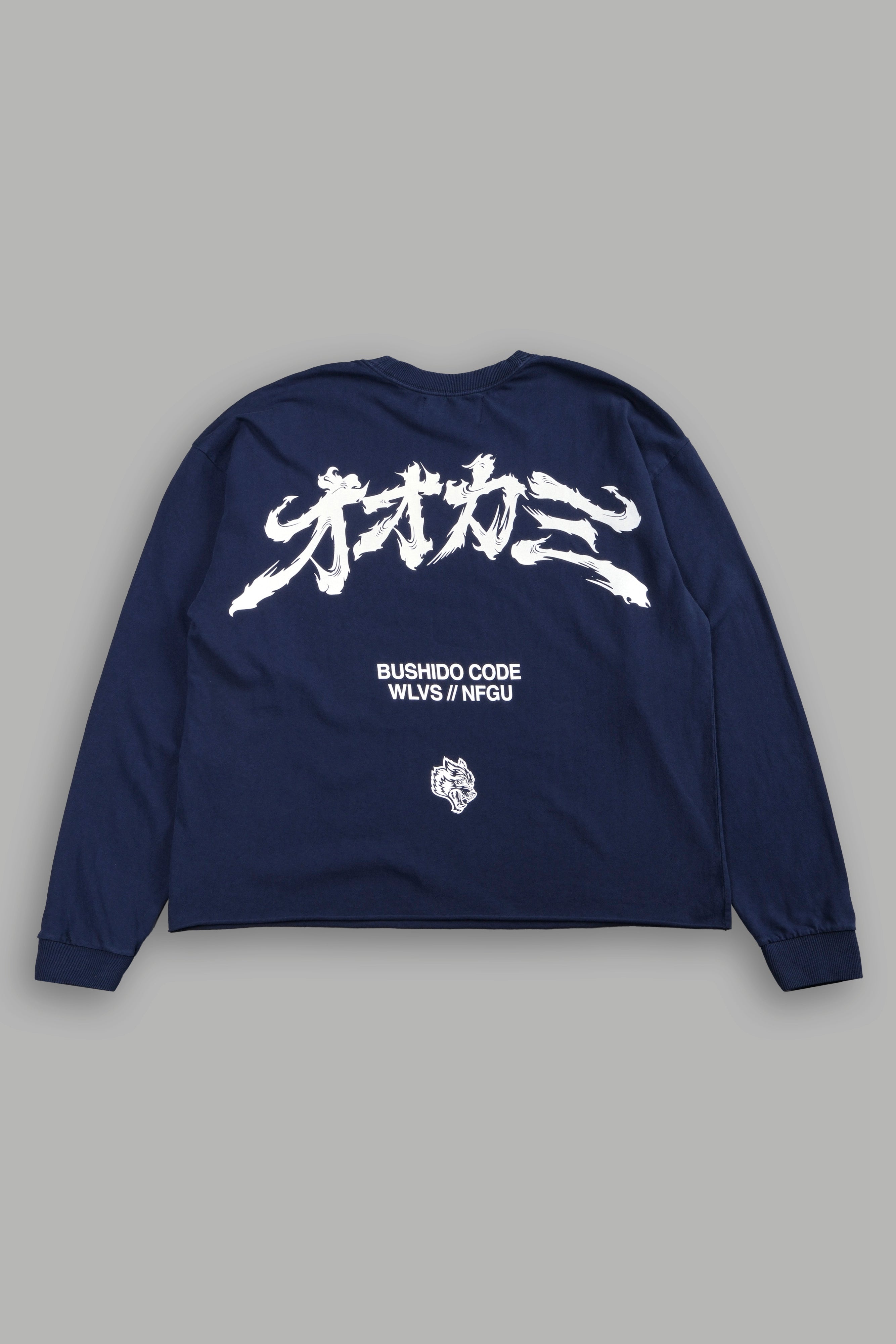 Okami Bushido Grunge Mid Length Raw Hem Ls Tee in Navy — imagem 3