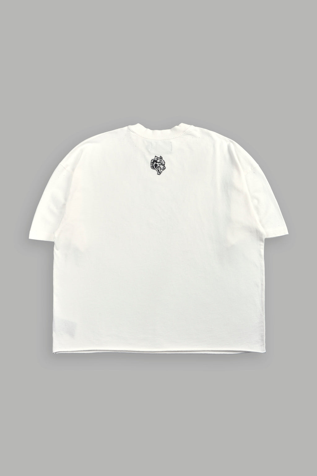 Oni Cherub Distressed Grunge Mid Length Raw Hem Tee in Cream — imagem 3
