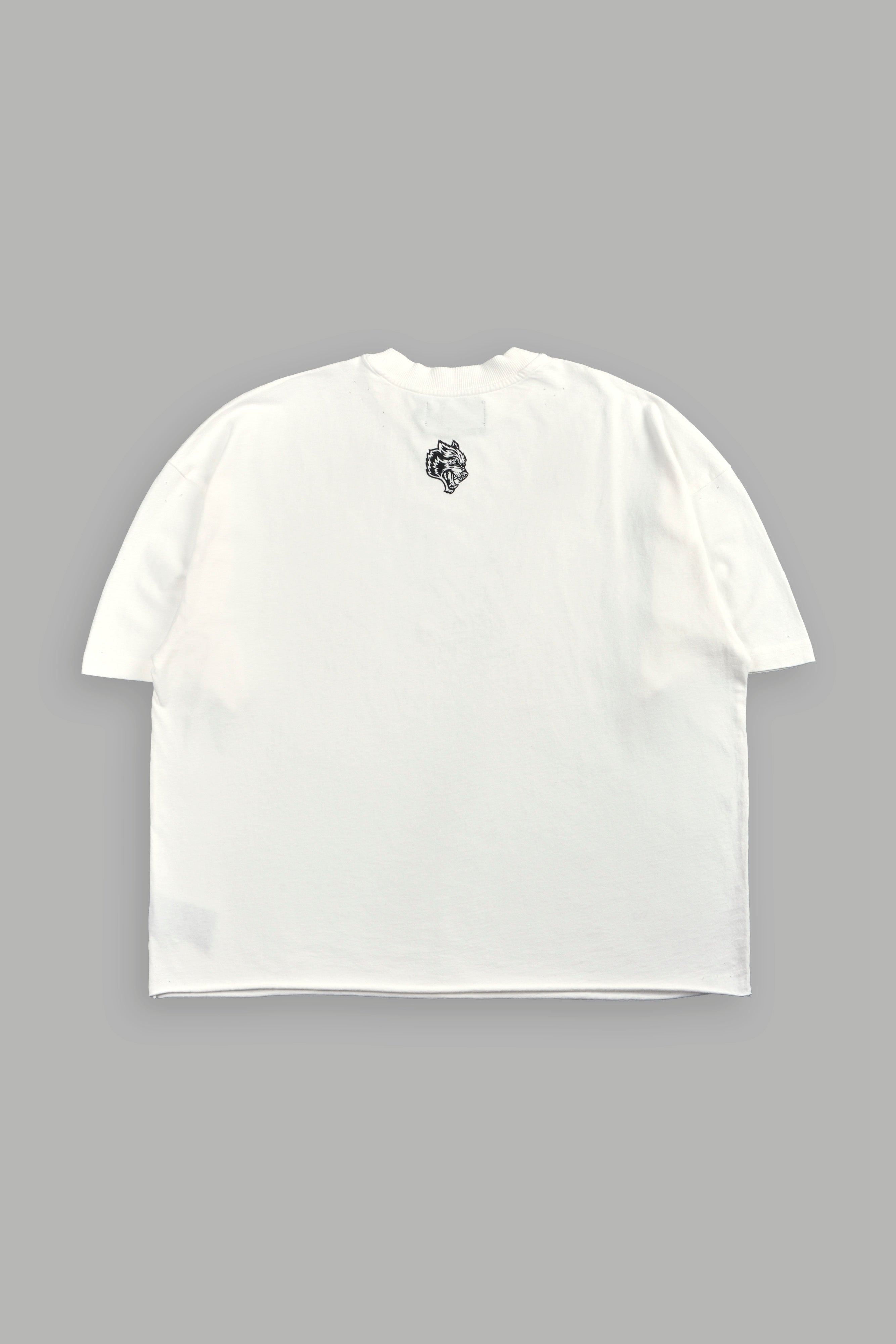 Oni Cherub Distressed Grunge Mid Length Raw Hem Tee in Cream — imagem 3