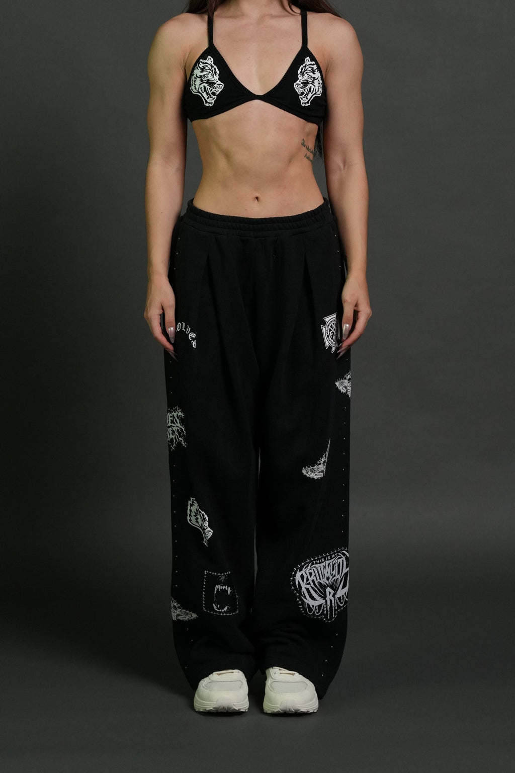 Give it Your All "Yara" Pleated Sweat Pants in Black — imagem 1