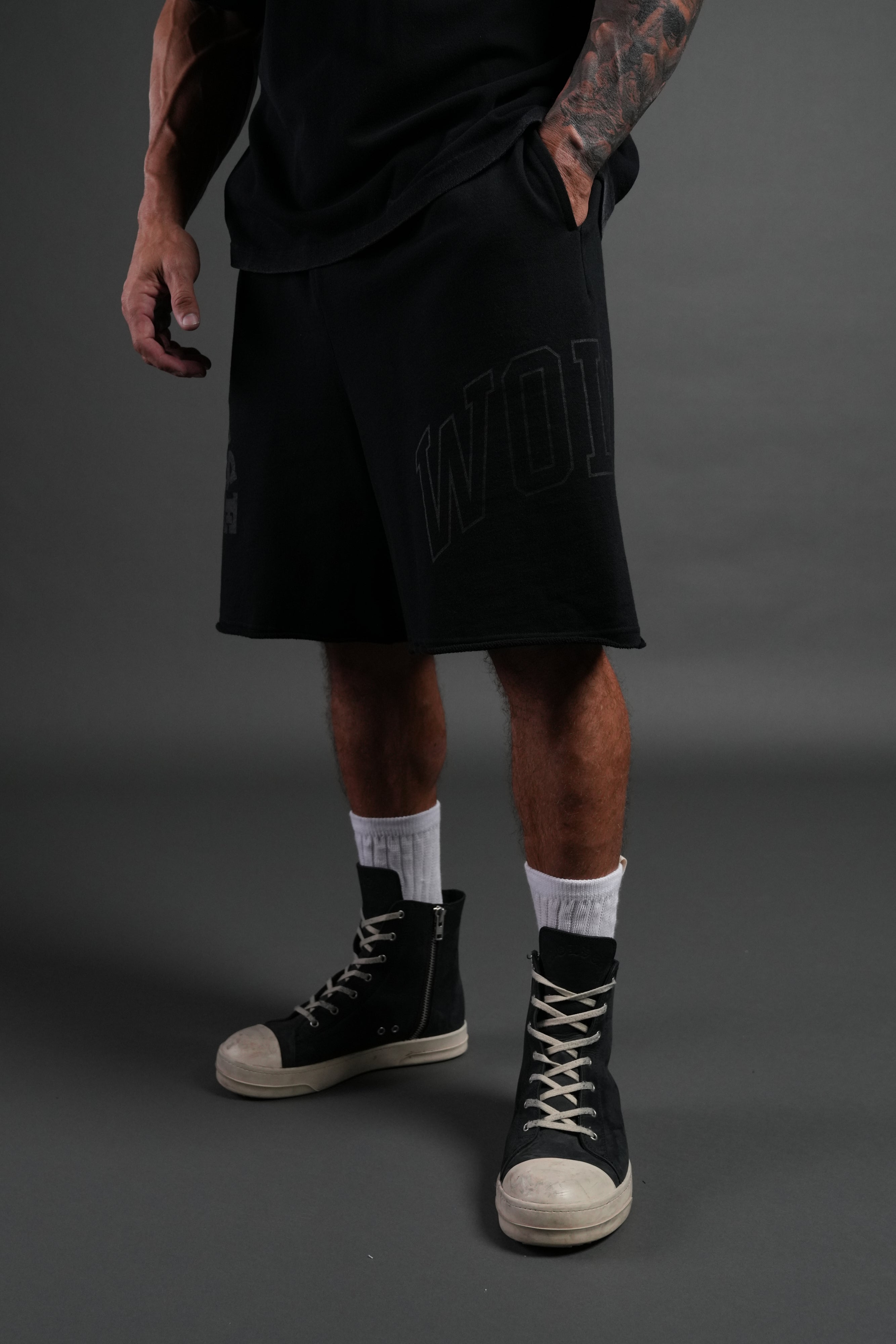 Powerhouse of the Wolves Grunge Brock Sweat Shorts in Black — imagem 4
