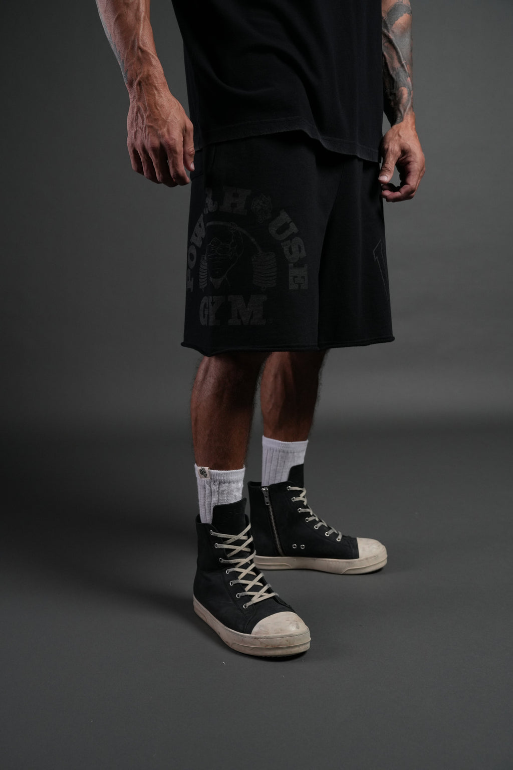 Powerhouse of the Wolves Grunge Brock Sweat Shorts in Black — imagem 5