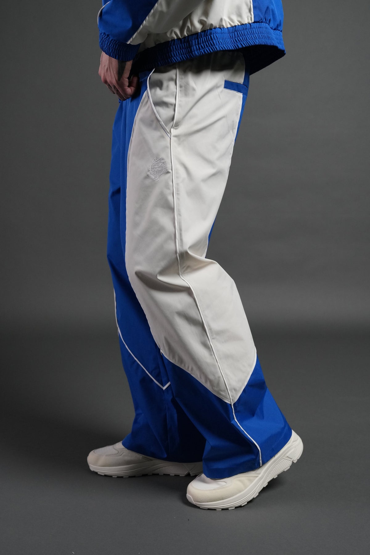 Dual Men's Quinn Track Pants in Darc Cobalt/Cream - imagem 4