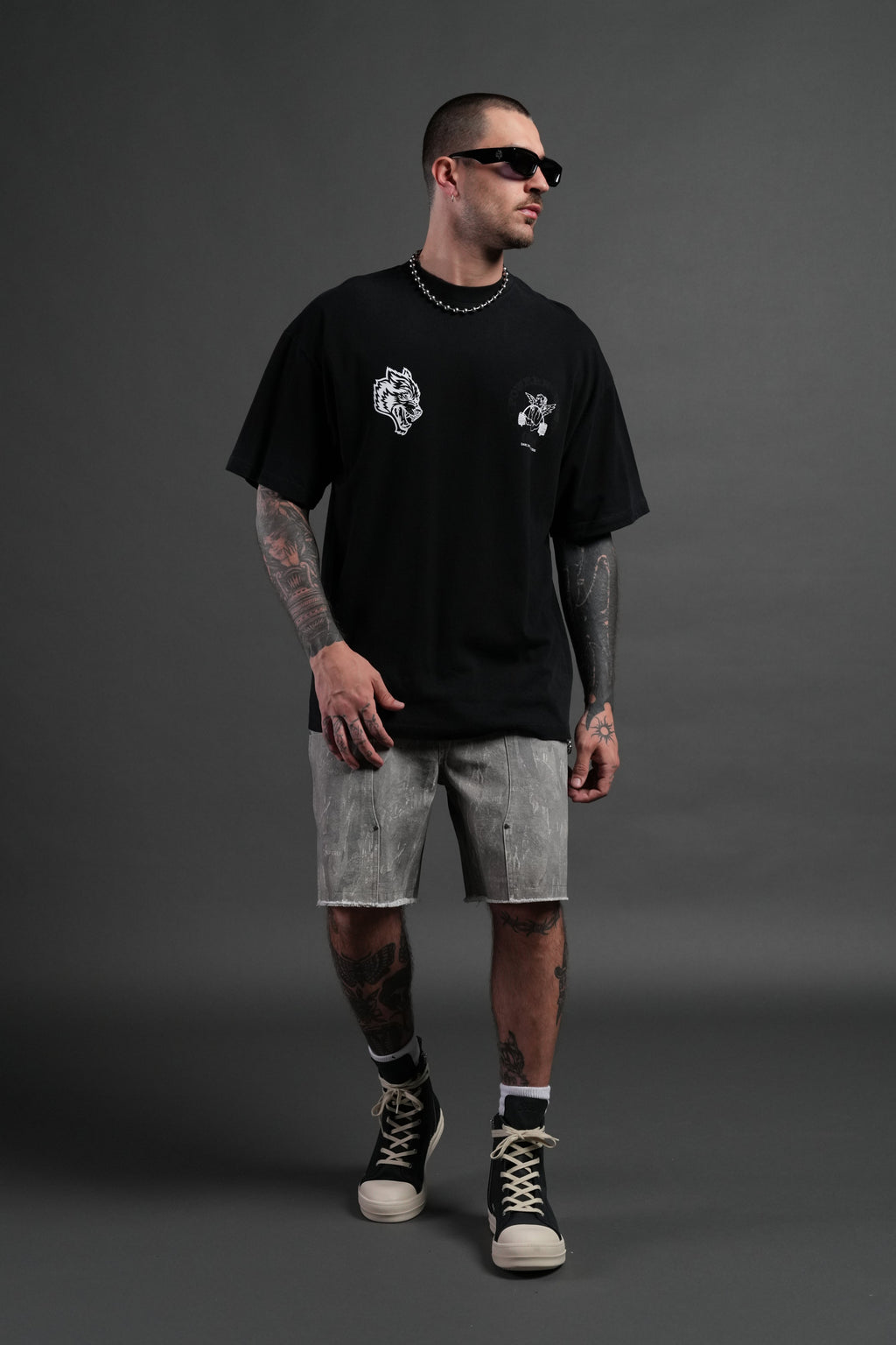 Powerhouse of the Cherub Unisex Premium Oversized Tee in Black Drift Wash — imagem 5