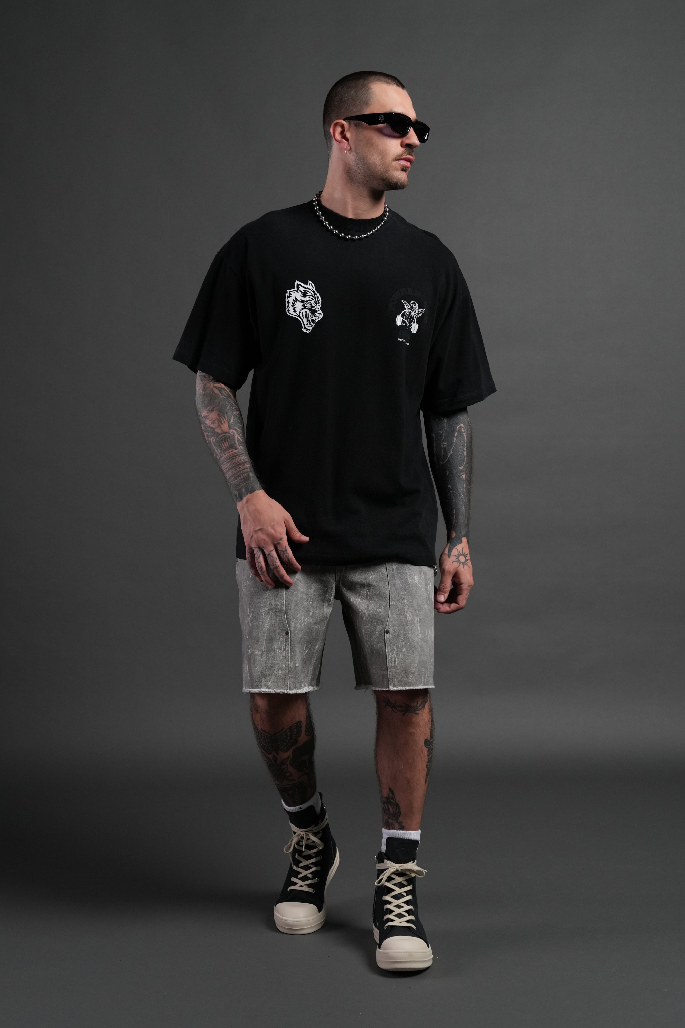 Powerhouse of the Cherub Unisex Premium Oversized Tee in Black Drift Wash — imagem 5