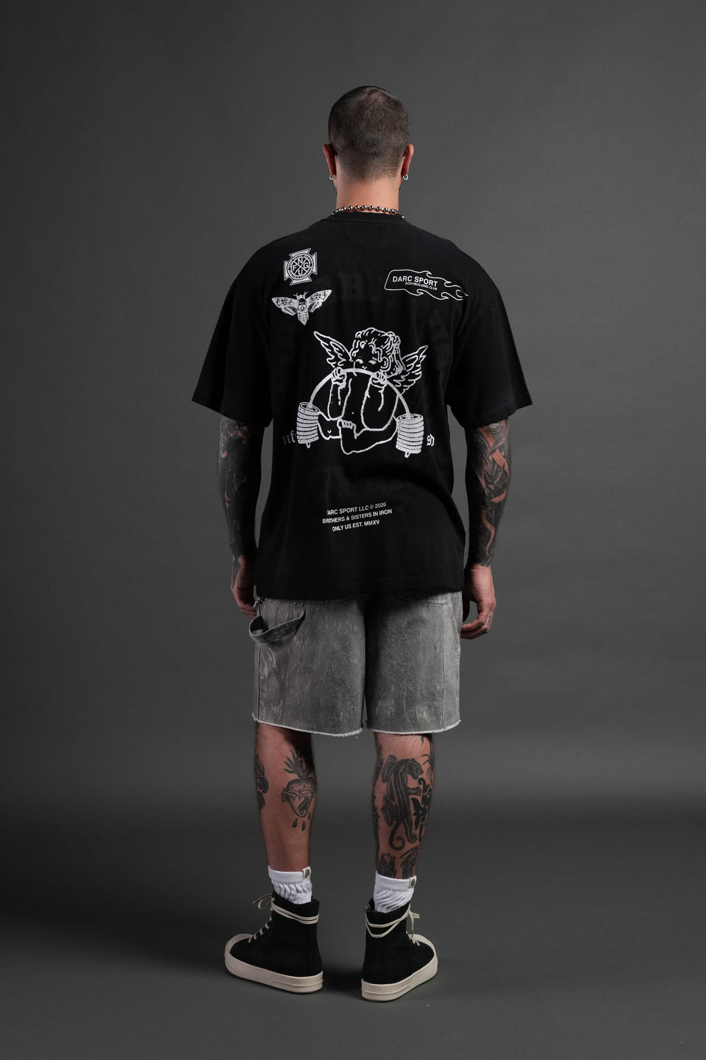Powerhouse of the Cherub Unisex Premium Oversized Tee in Black Drift Wash — imagem 6