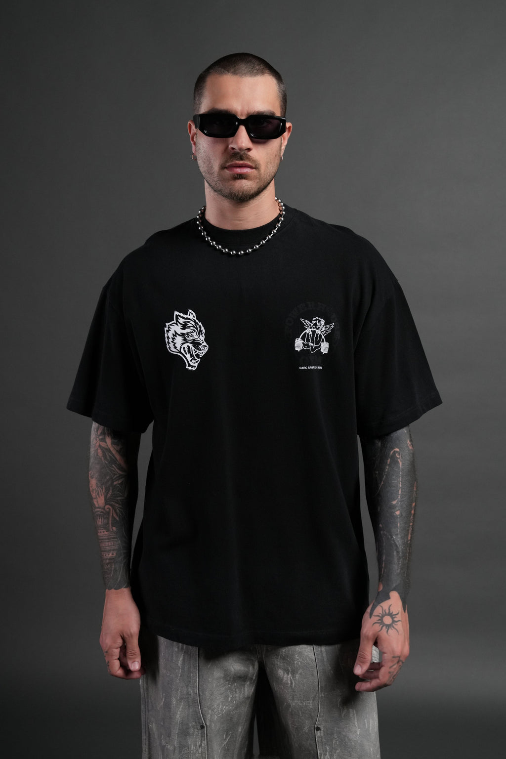 Powerhouse of the Cherub Unisex Premium Oversized Tee in Black Drift Wash — imagem 2
