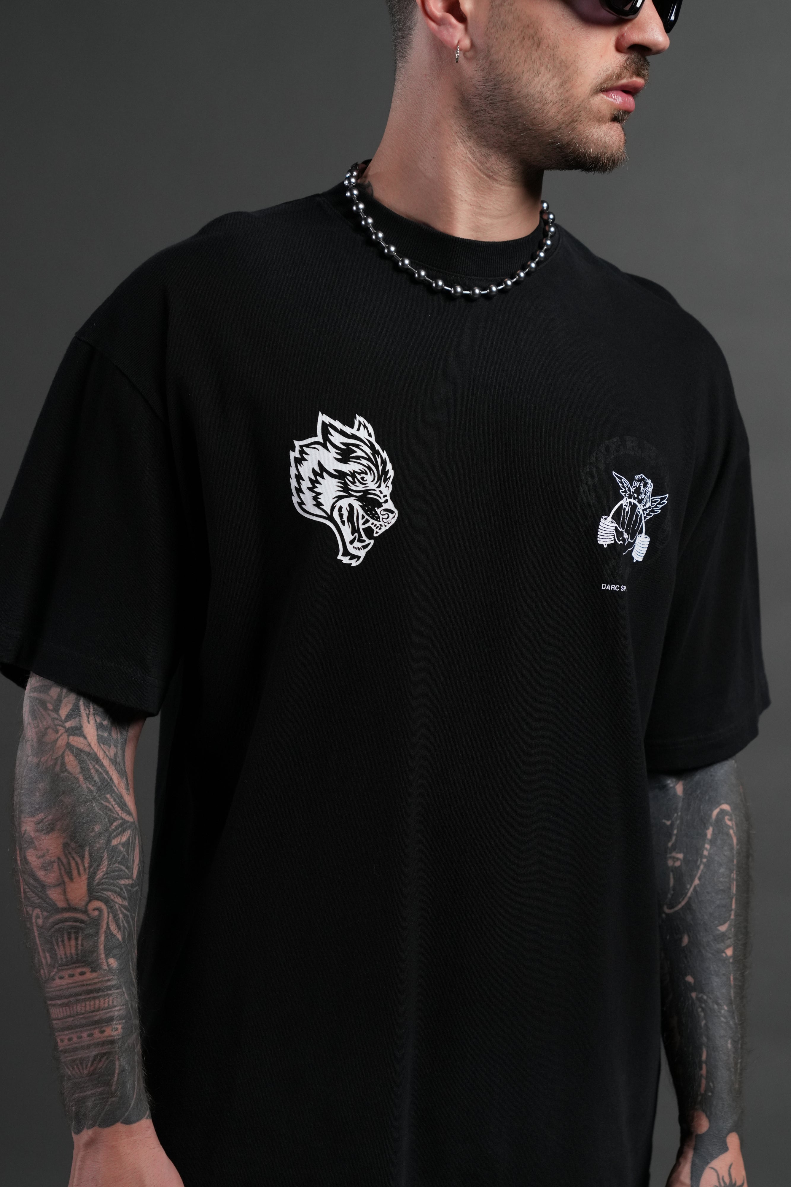 Powerhouse of the Cherub Unisex Premium Oversized Tee in Black Drift Wash — imagem 7