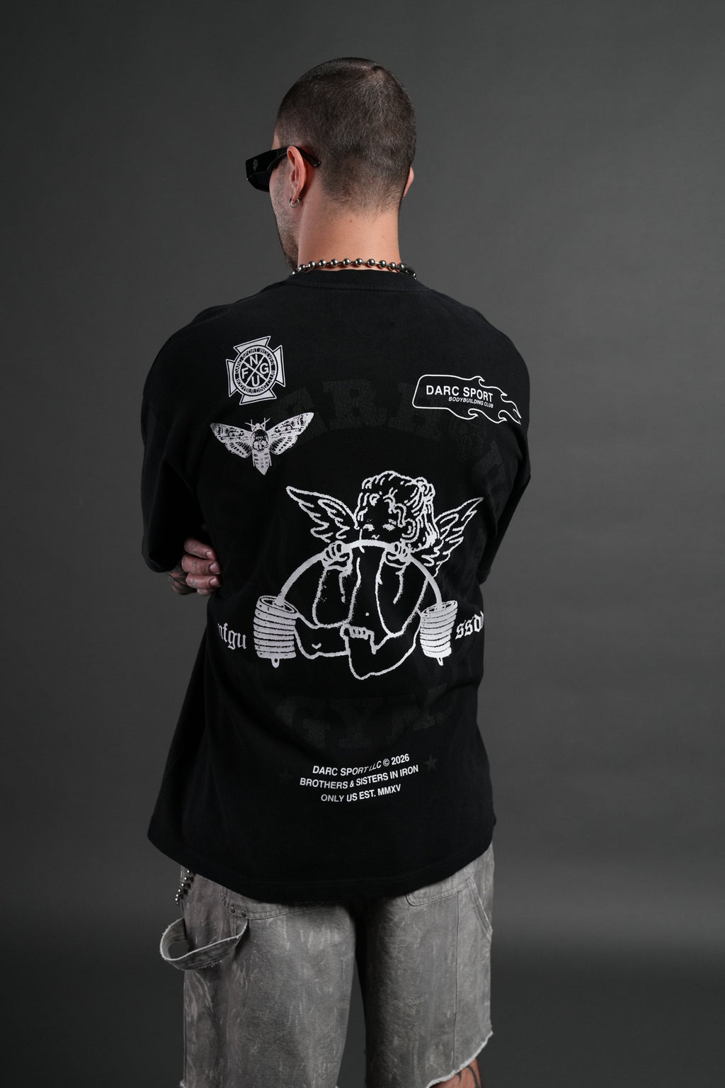 Powerhouse of the Cherub Unisex Premium Oversized Tee in Black Drift Wash — imagem 4