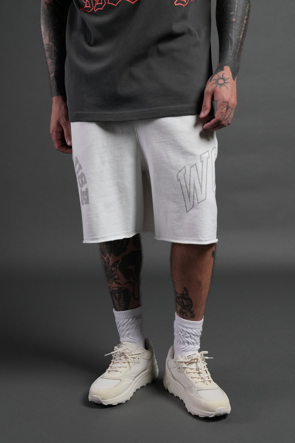 Powerhouse of the Wolves Grunge Brock Sweat Shorts in Cream — imagem 2