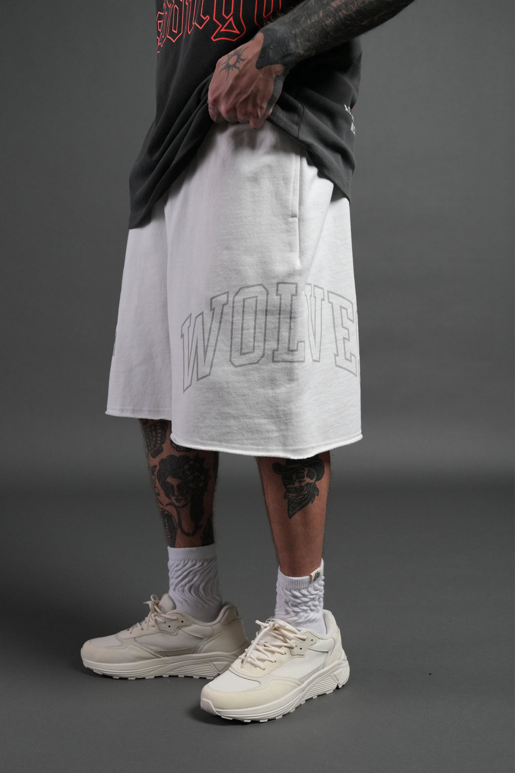 Powerhouse of the Wolves Grunge Brock Sweat Shorts in Cream — imagem 4