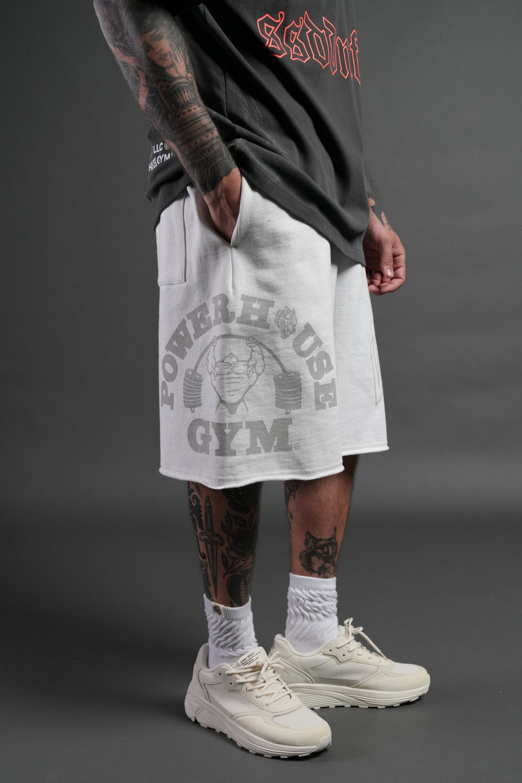 Powerhouse of the Wolves Grunge Brock Sweat Shorts in Cream — imagem 5