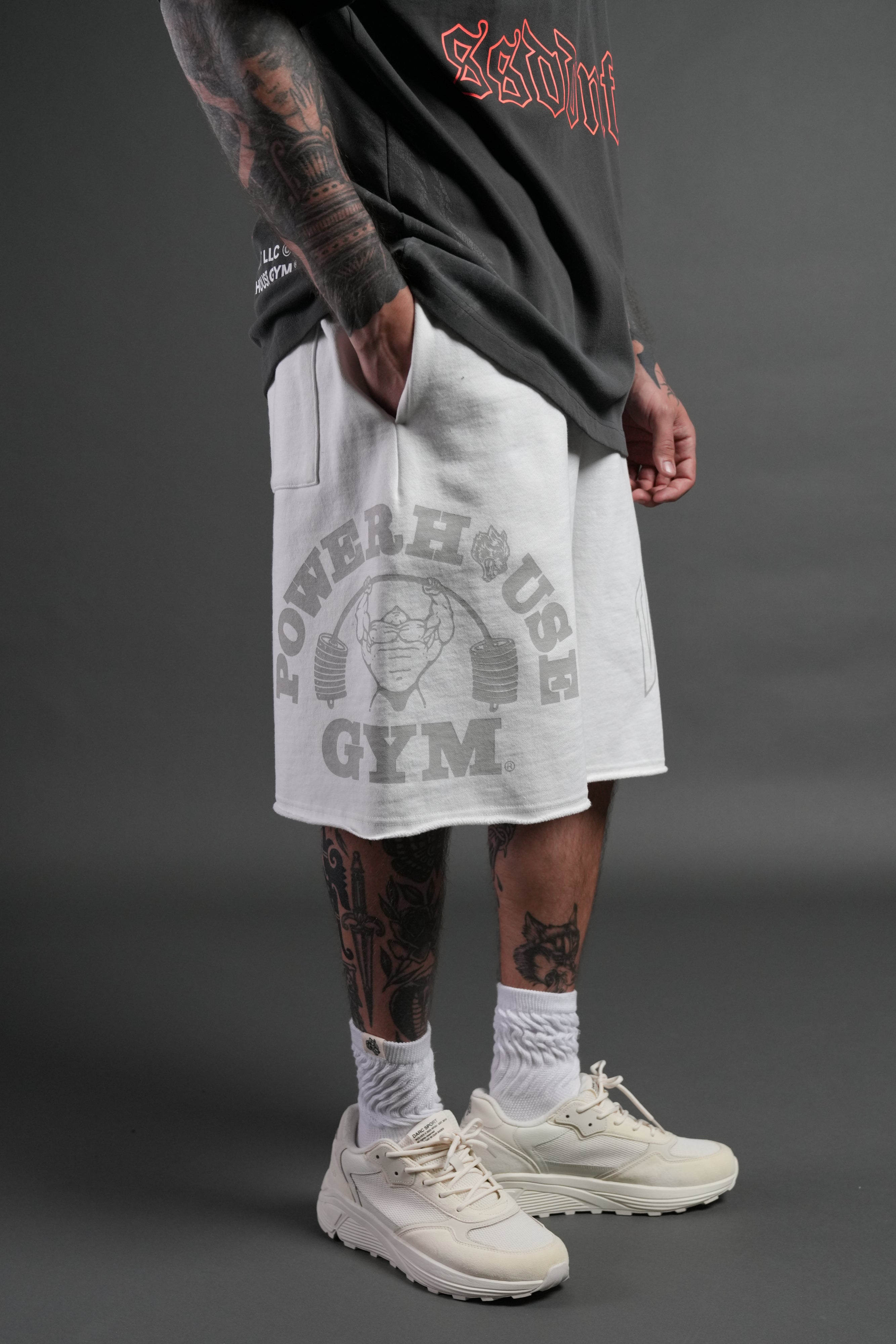 Powerhouse of the Wolves Grunge Brock Sweat Shorts in Cream — imagem 5