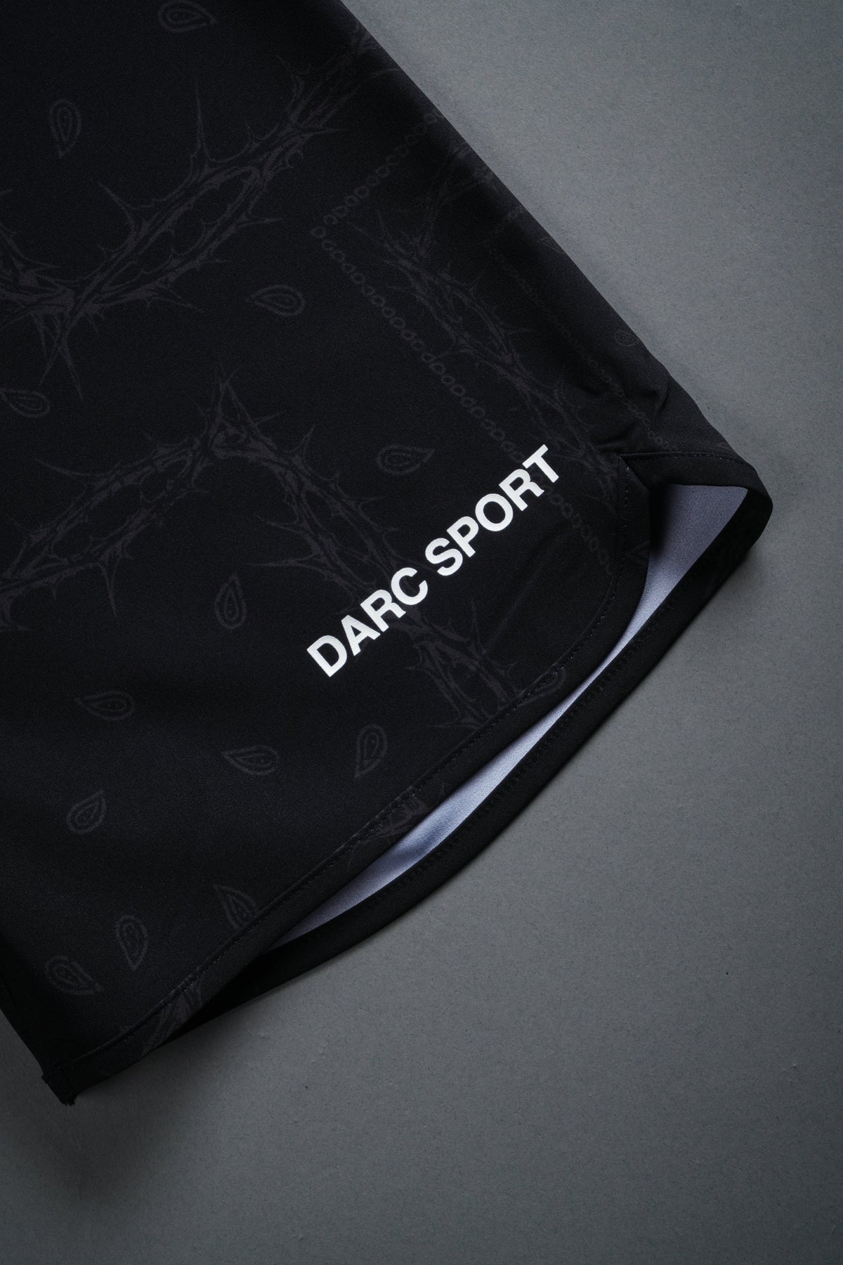 Darc Sport Wolves Club 7.5 No Weapon Stage Shorts in Black Thorn Paisley - imagem 5