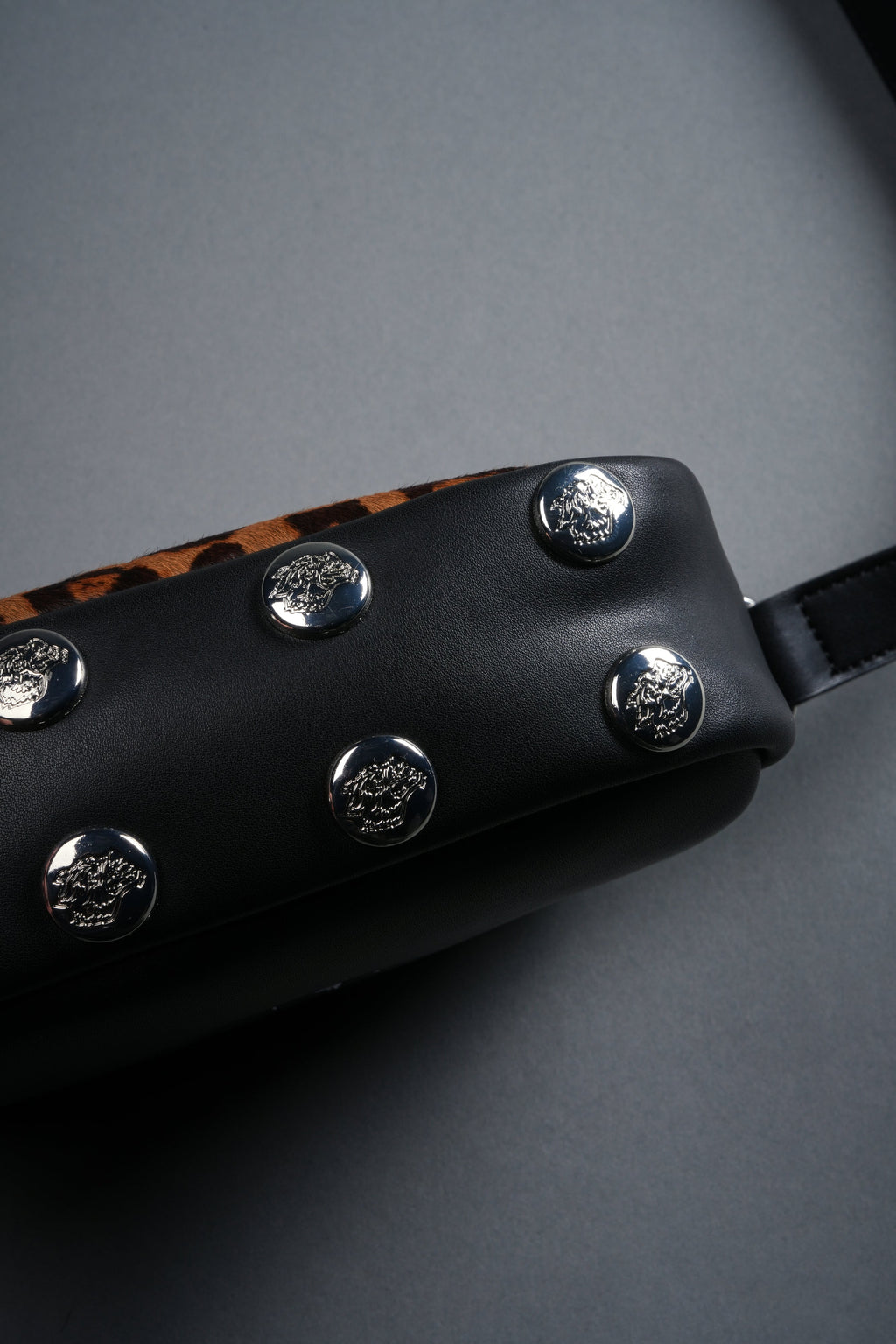 Wolf Head Rodman Leather Side Bag in Black — imagem 8