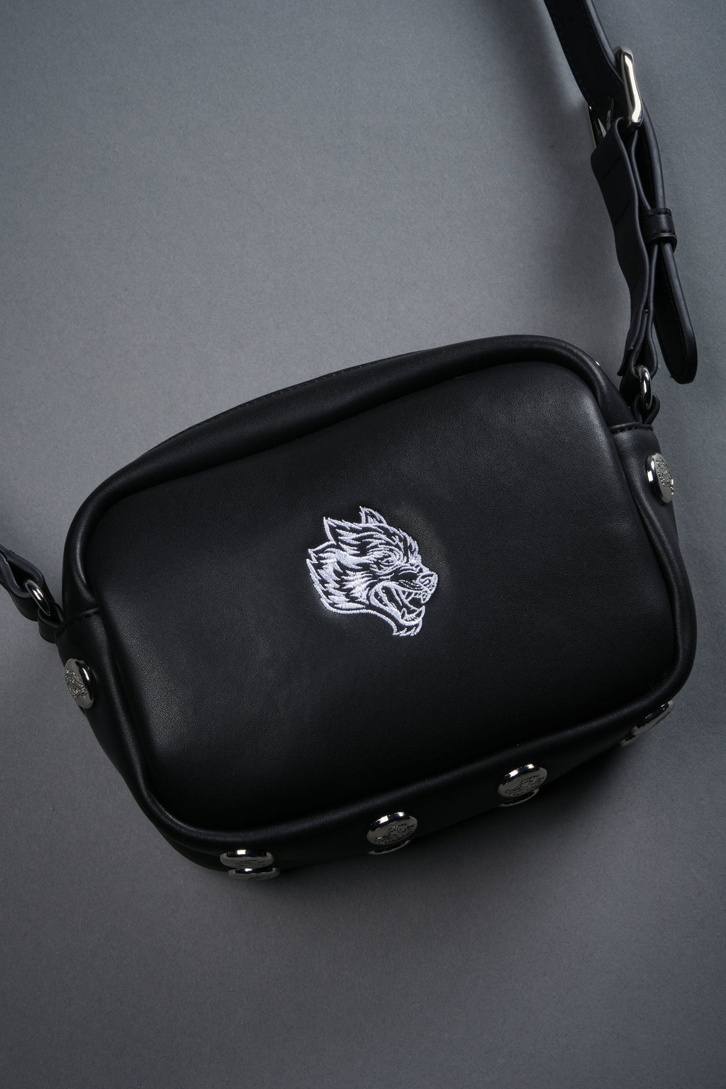 Wolf Head Rodman Leather Side Bag in Black — imagem 9