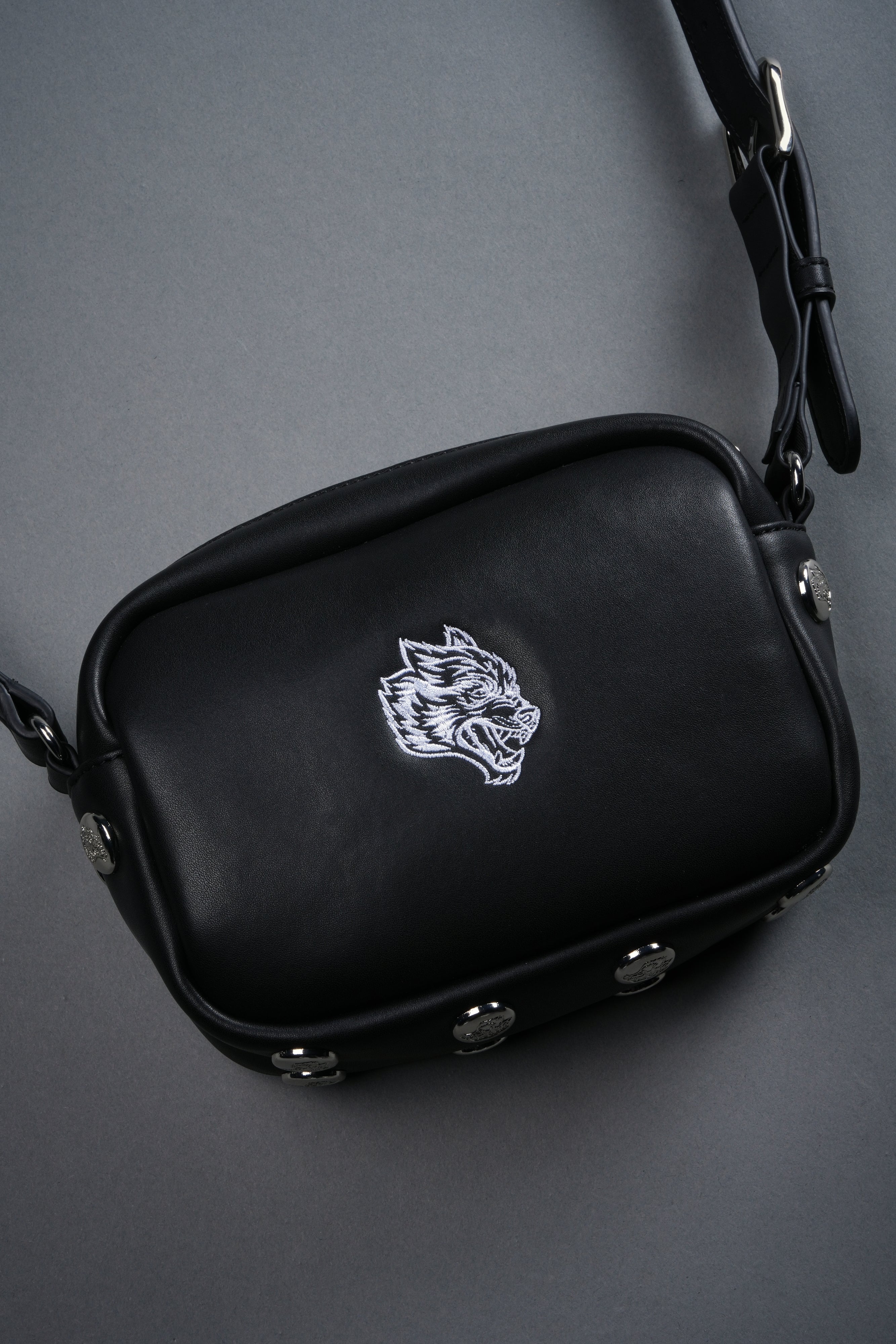 Wolf Head Rodman Leather Side Bag in Black — imagem 9