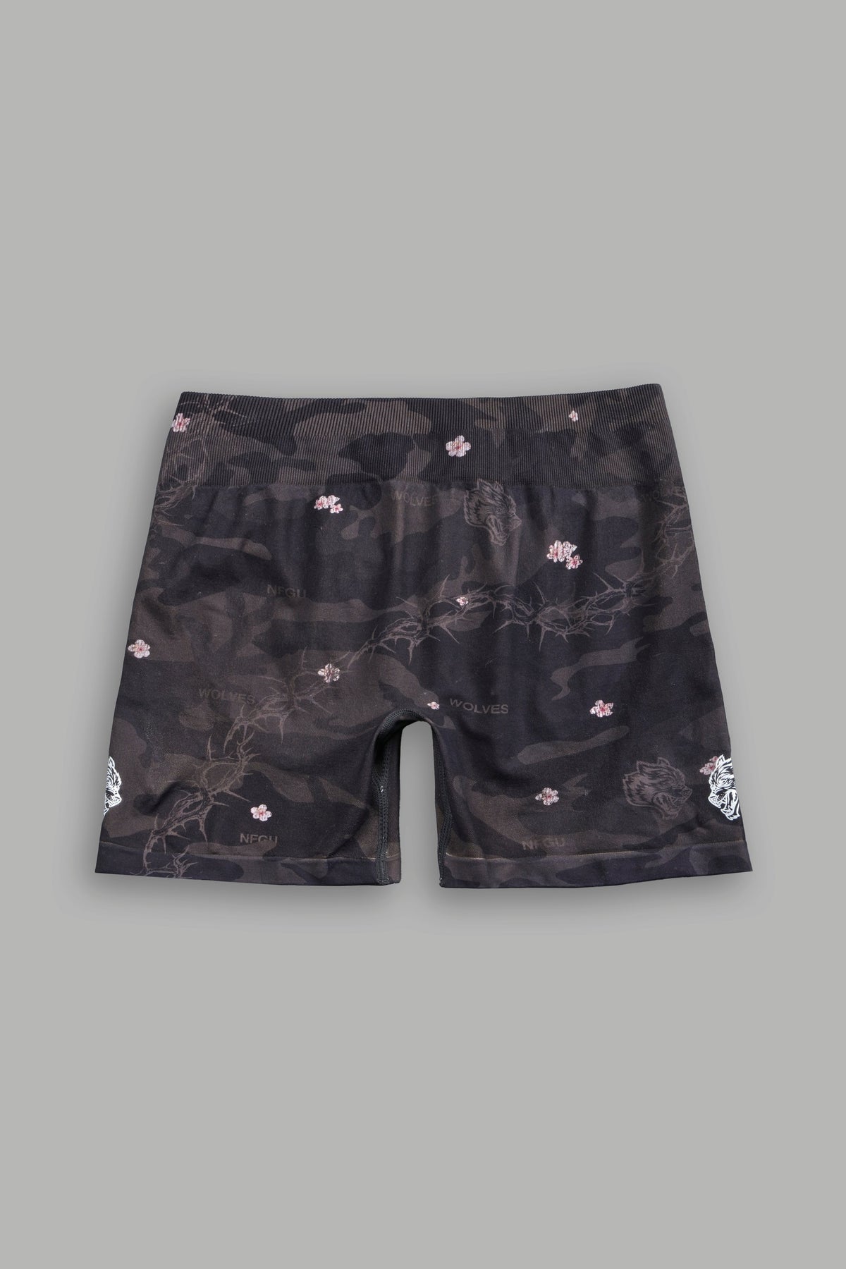 Dual Wolf Harlow Soft Seamless Shorts in Warrior In A Garden Black Camo - imagem 8