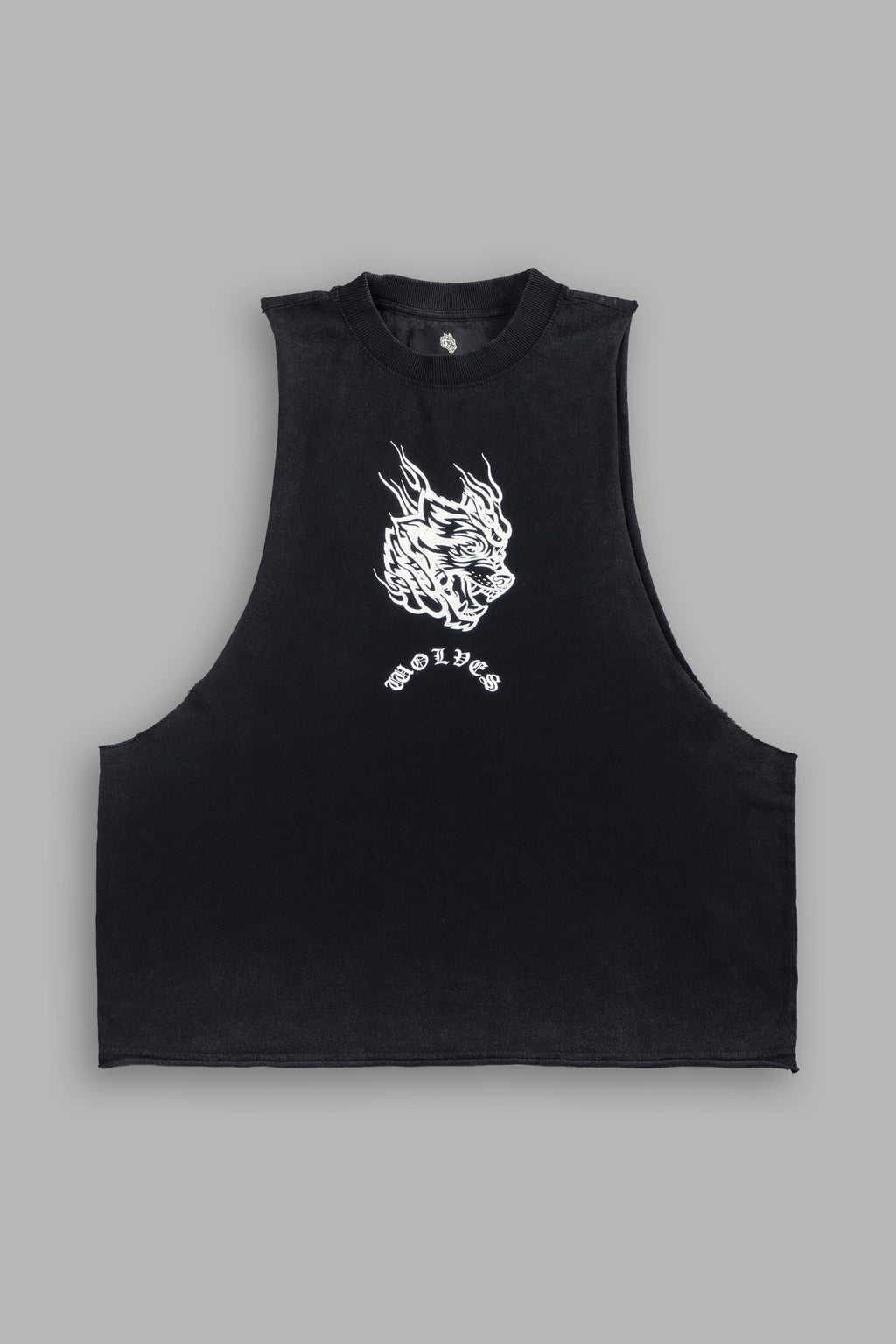 Okami Inferno Grunge Raw Hem Box Cut Tommy Muscle Tee in Black — imagem 1
