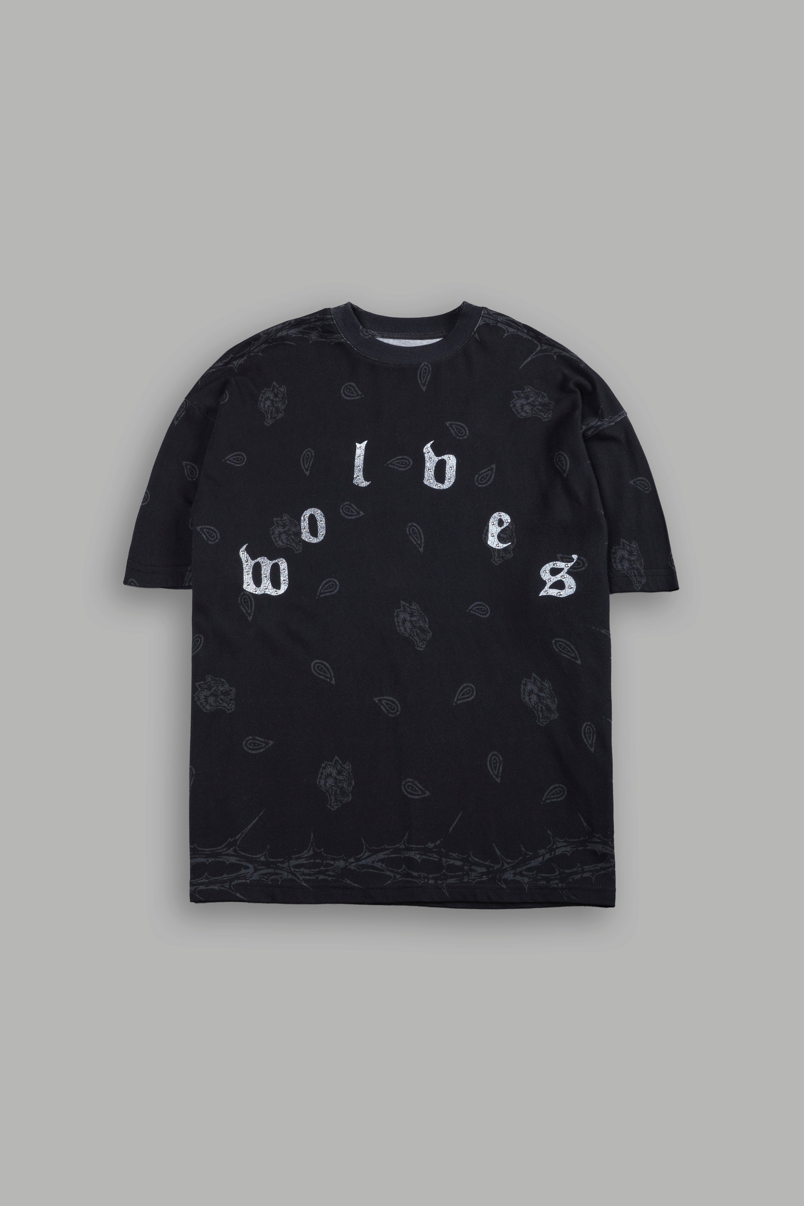 Studded Wolves Pyramid Premium Oversized Tee in Black Thorn Paisley — imagem 1