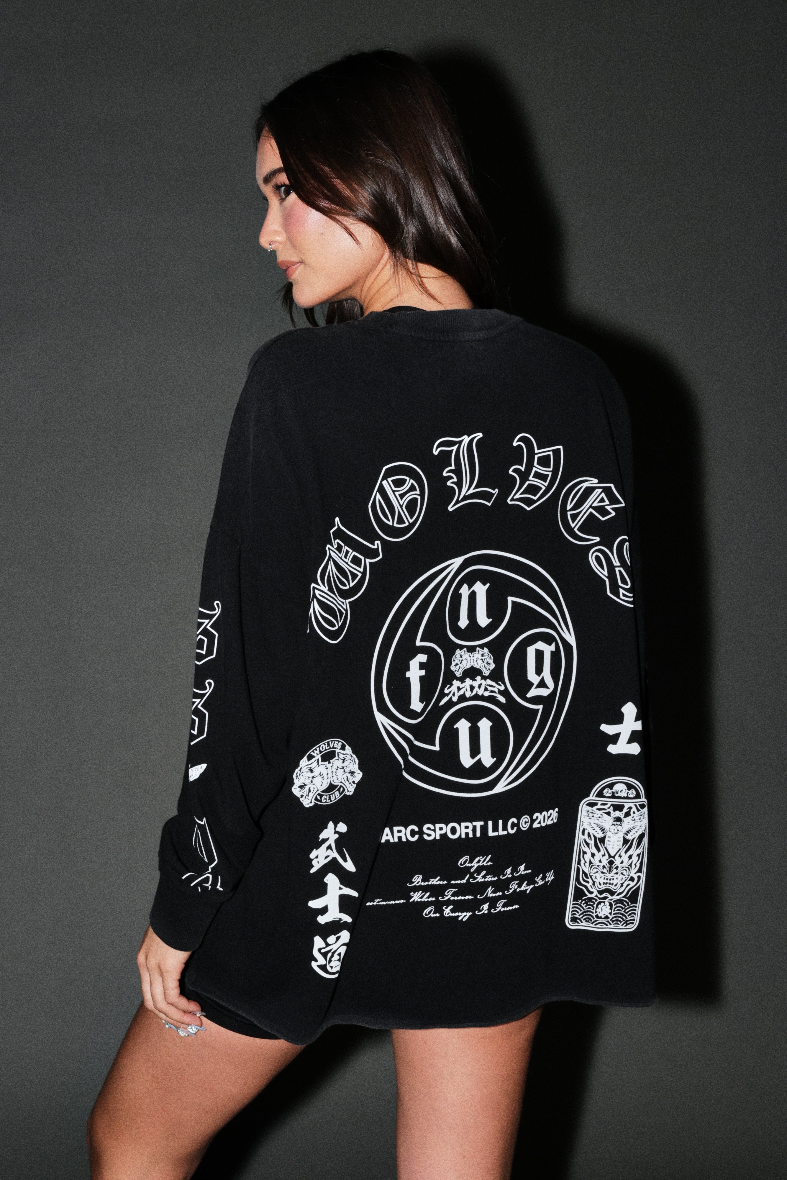 Kazoku Okami Premium Box Cut Ls Tee in Black — imagem 10