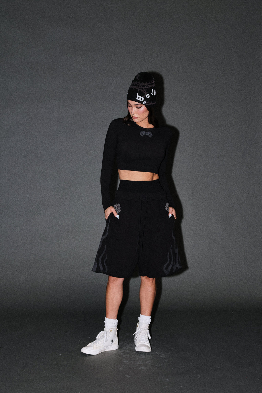 Fight Or Flight Grunge Oversized Raw Hem Post Lounge Sweat Shorts in Black — imagem 7