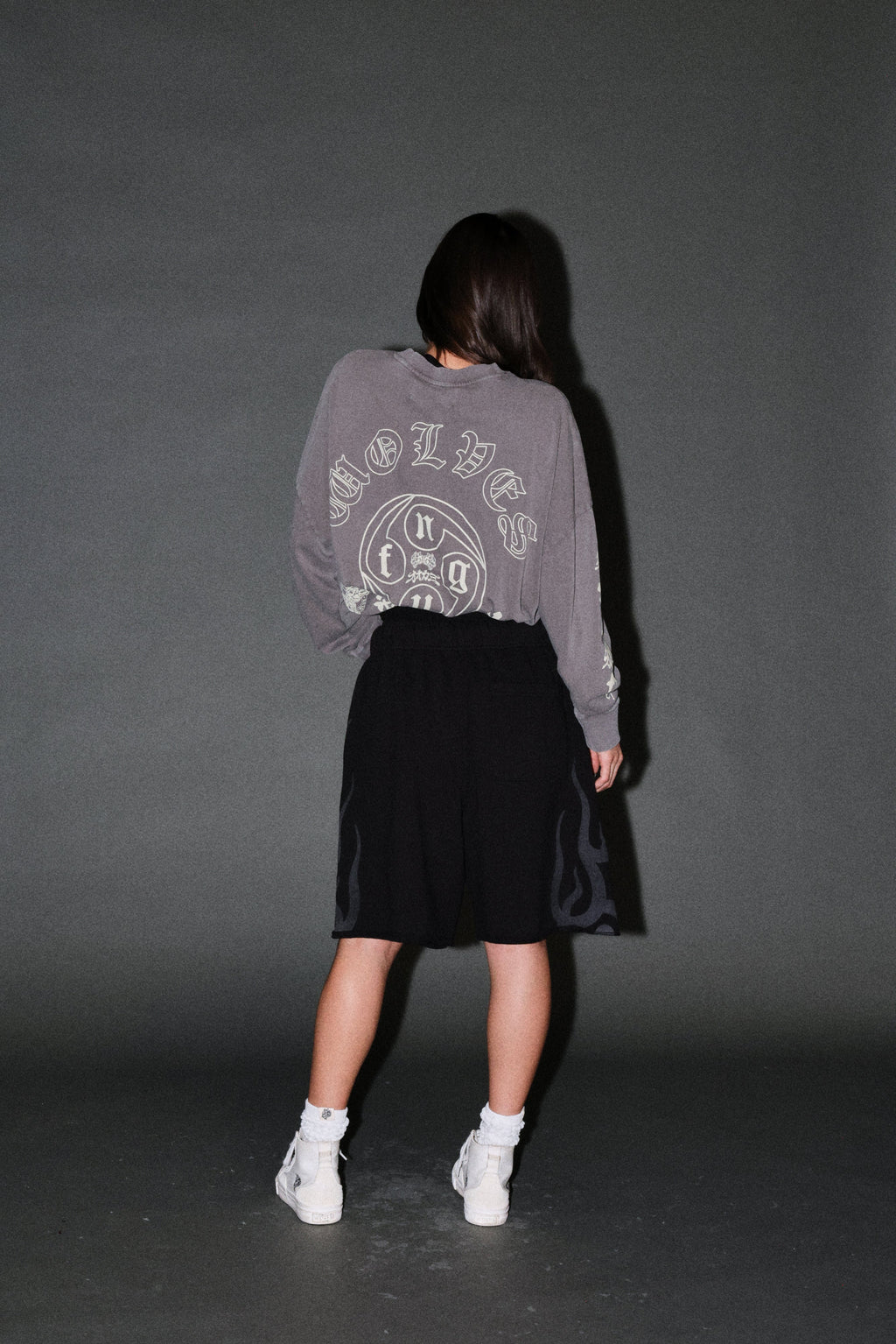 Kazoku Okami Premium Box Cut Ls Tee in Slate Gray — imagem 12