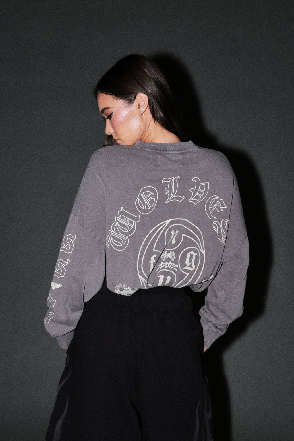 Kazoku Okami Premium Box Cut Ls Tee in Slate Gray — imagem 10
