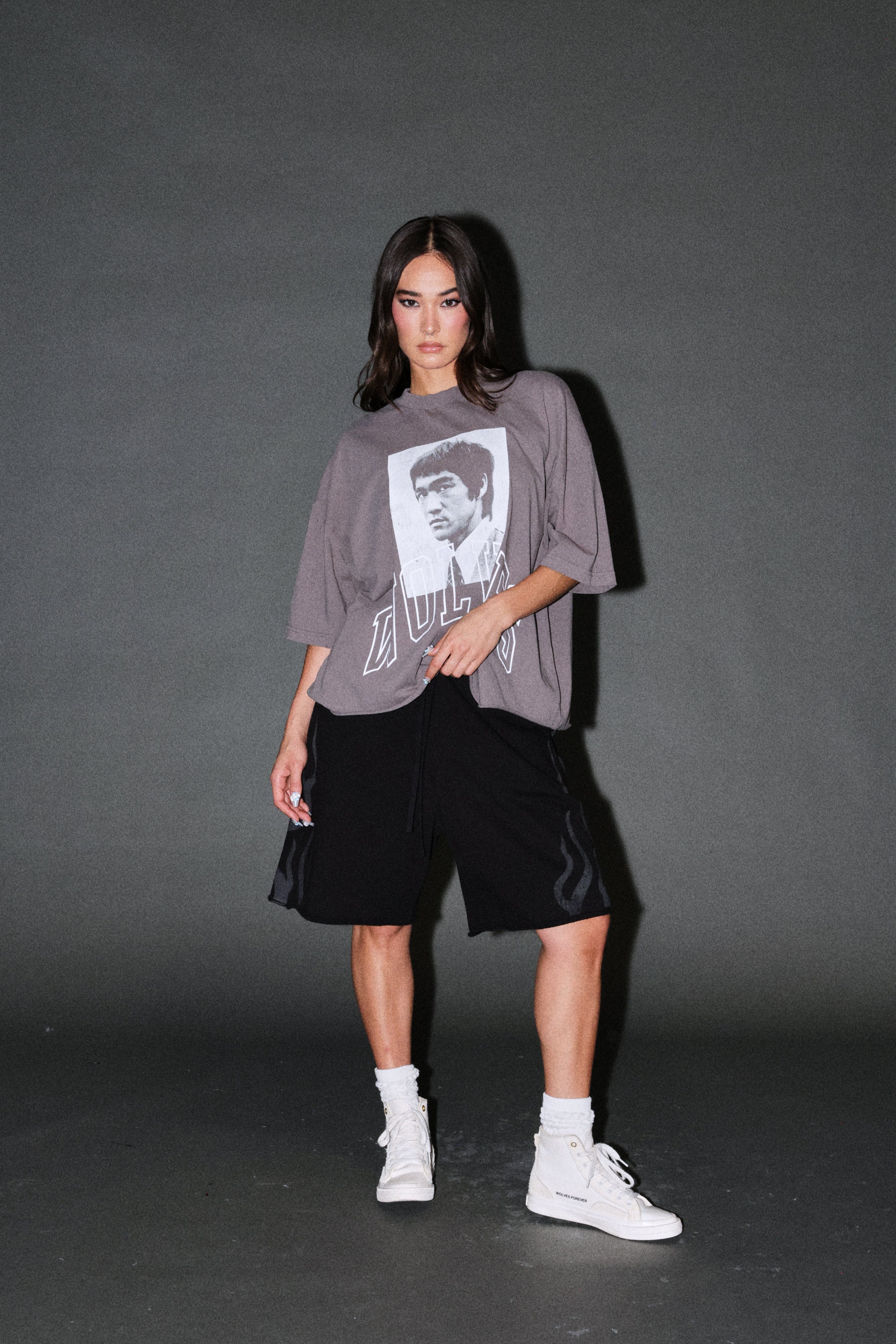 Bruce Lee Forever Distressed Grunge Box Cut Tee V2 in Slate Gray — imagem 11