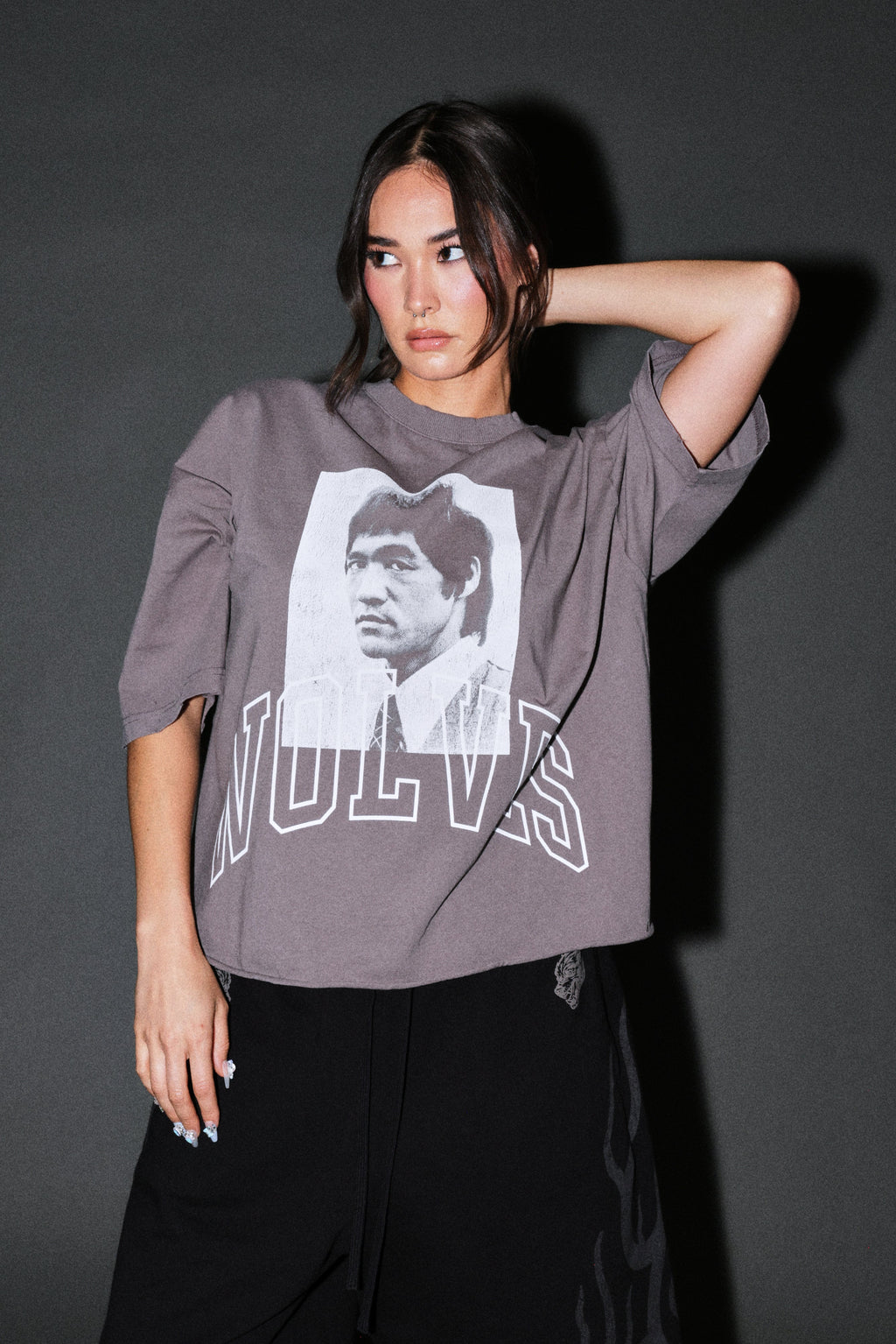 Bruce Lee Forever Distressed Grunge Box Cut Tee V2 in Slate Gray — imagem 9