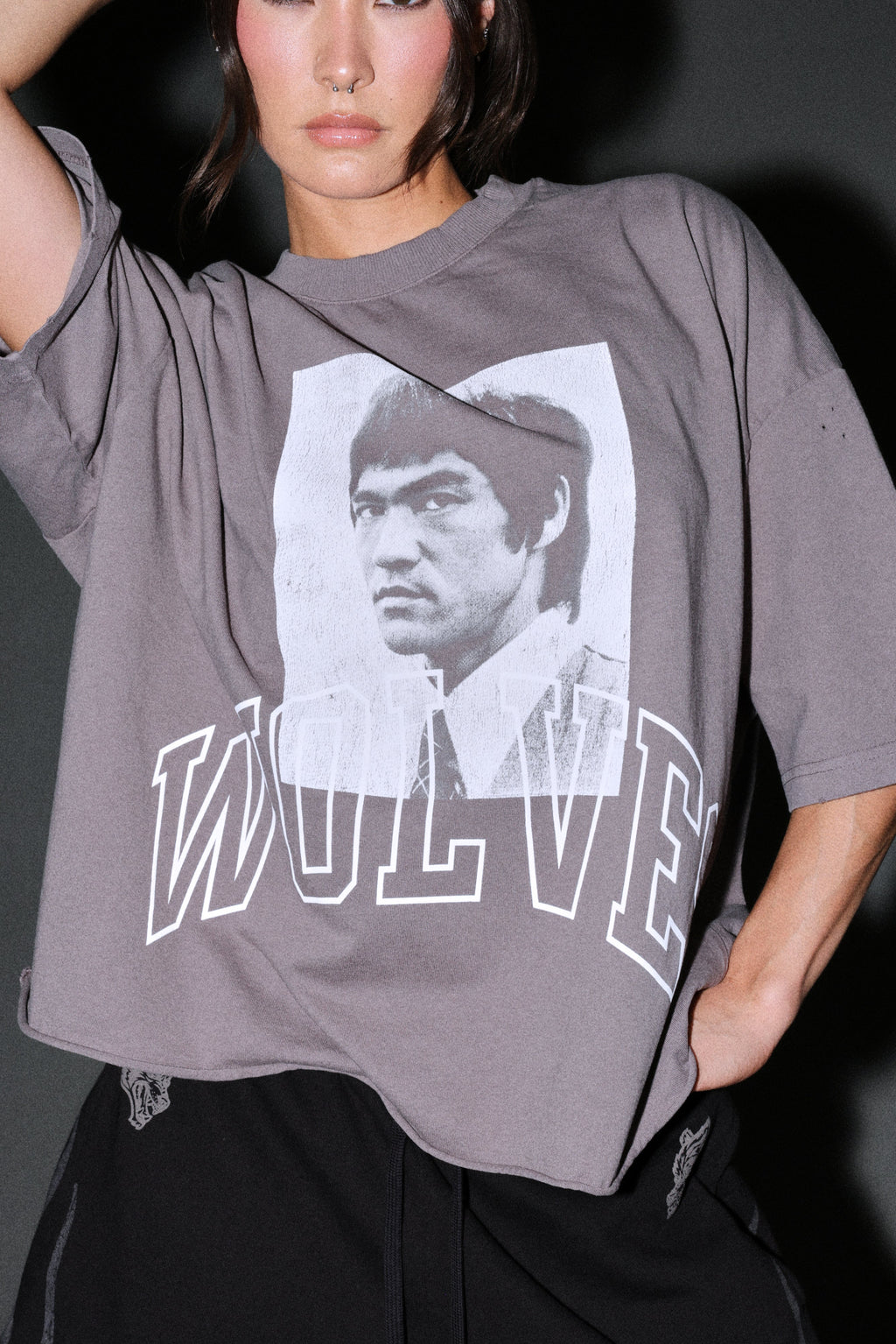 Bruce Lee Forever Distressed Grunge Box Cut Tee V2 in Slate Gray — imagem 13