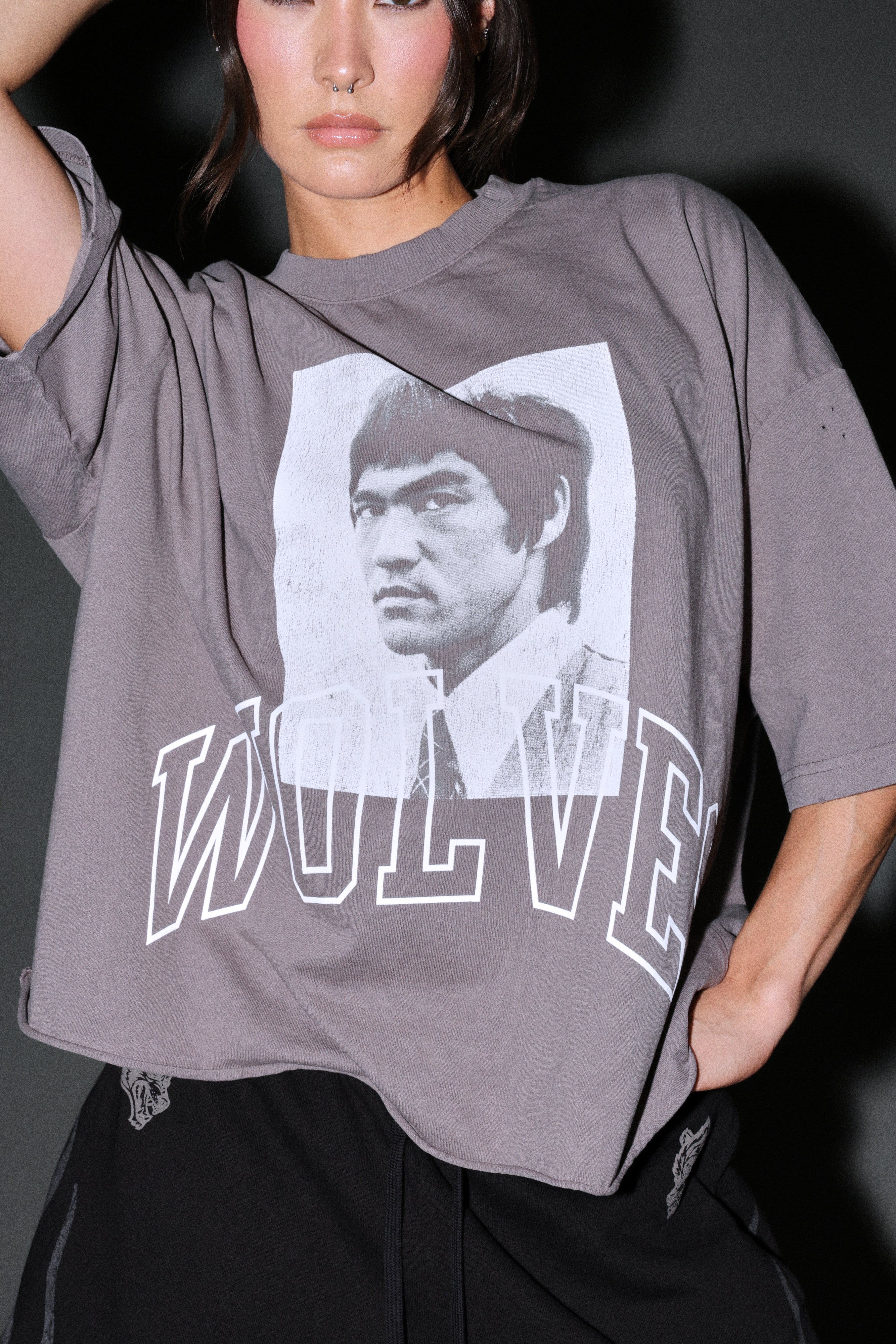 Bruce Lee Forever Distressed Grunge Box Cut Tee V2 in Slate Gray — imagem 13