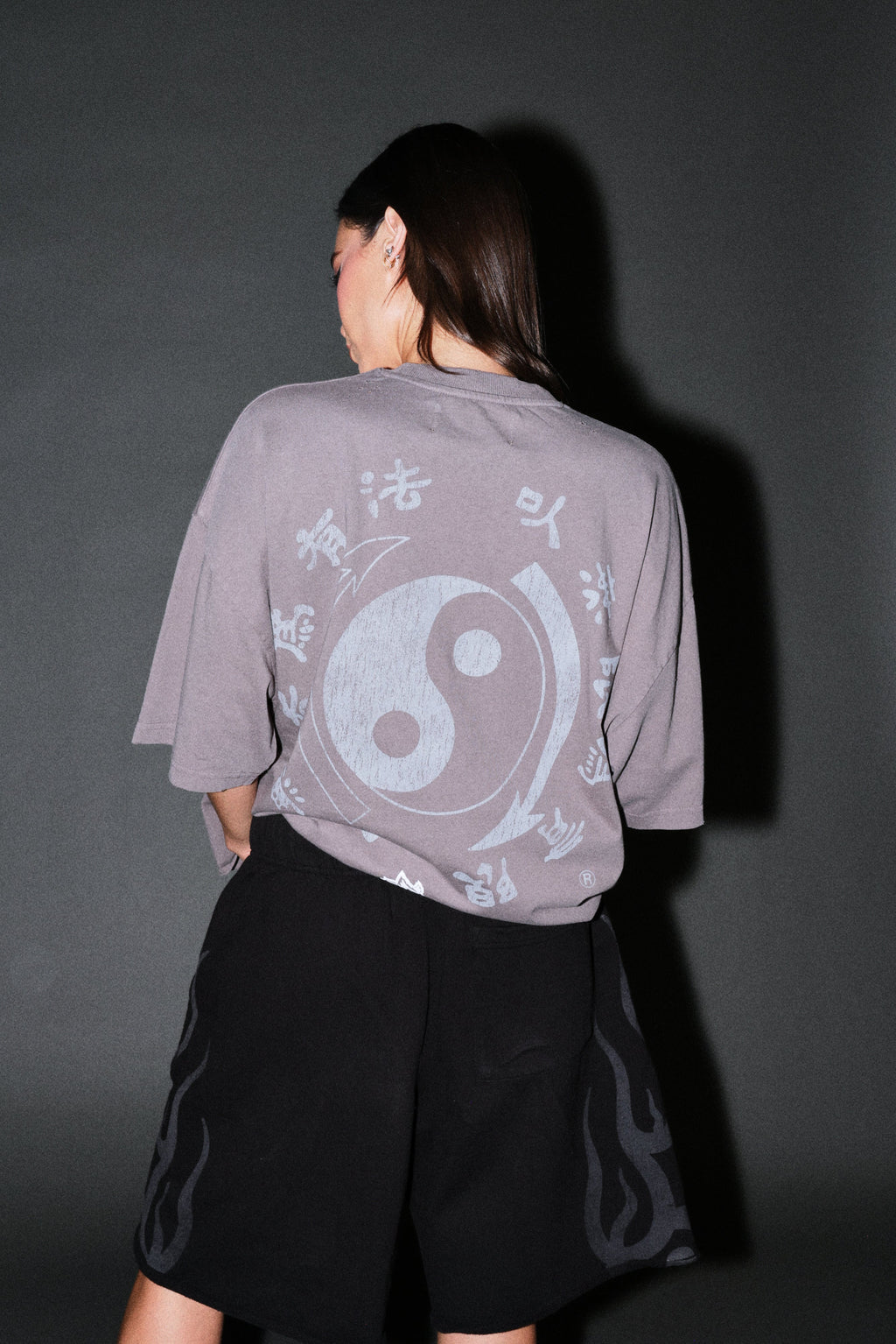 Bruce Lee Forever Distressed Grunge Box Cut Tee V2 in Slate Gray — imagem 10