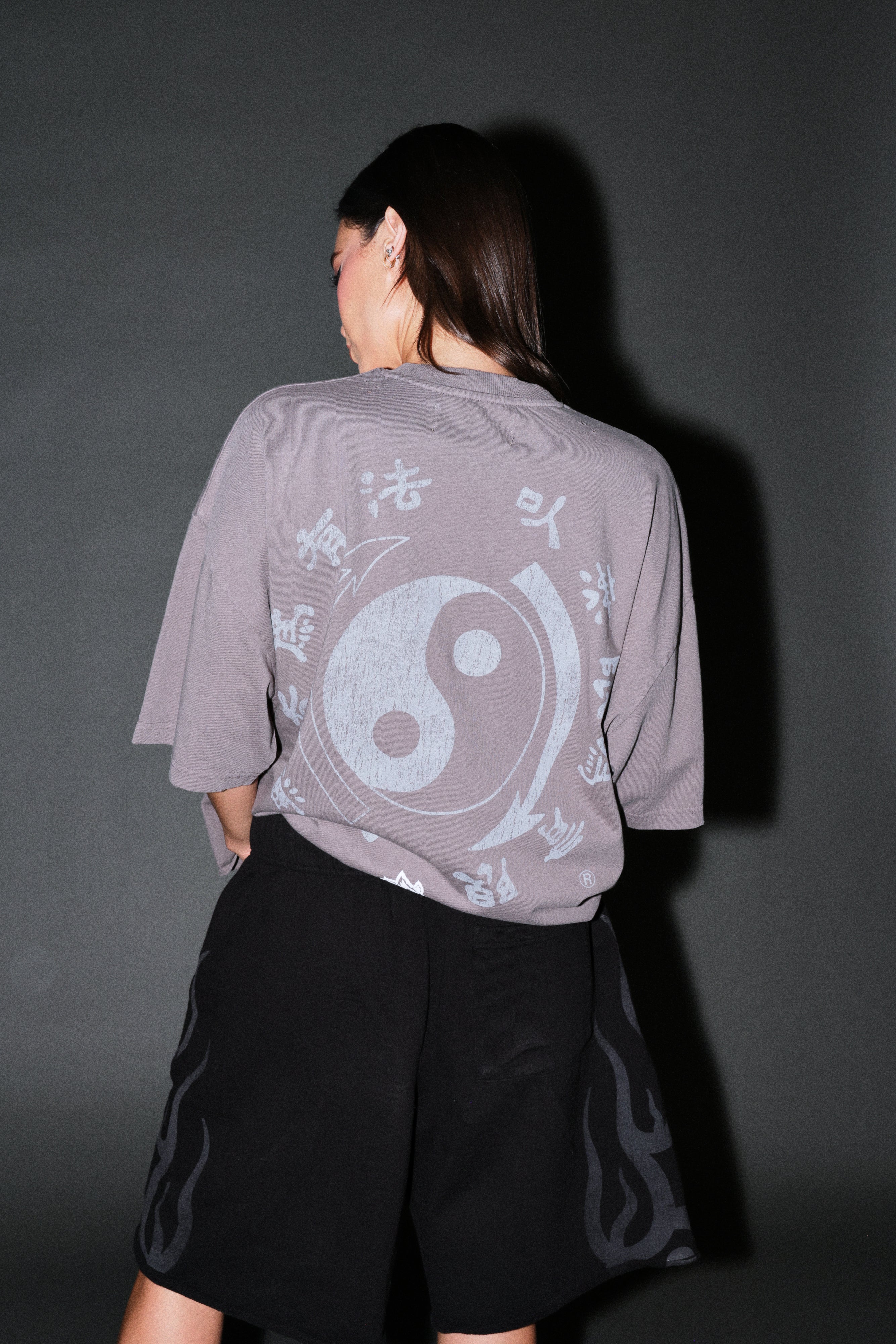Bruce Lee Forever Distressed Grunge Box Cut Tee V2 in Slate Gray — imagem 10