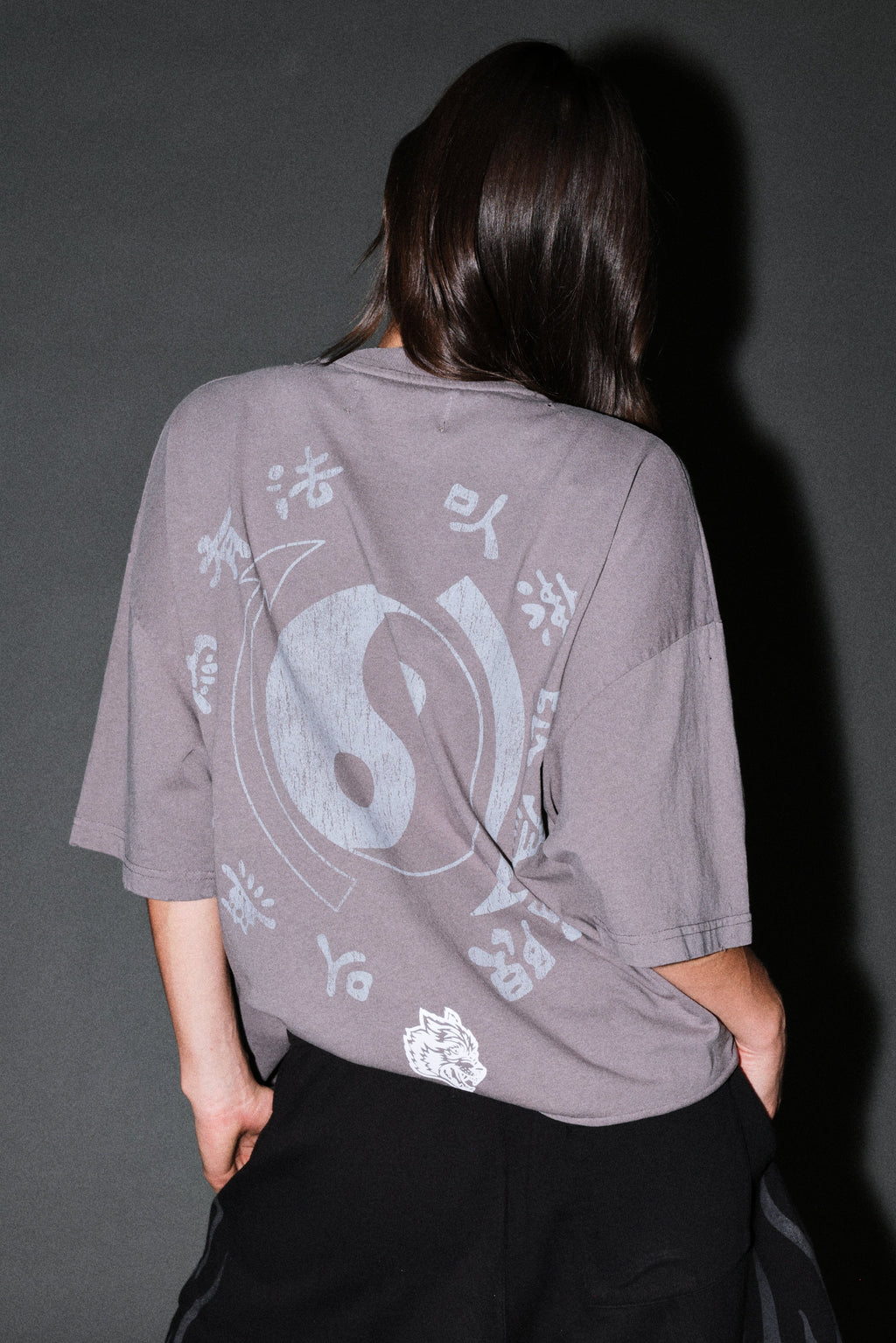 Bruce Lee Forever Distressed Grunge Box Cut Tee V2 in Slate Gray — imagem 14
