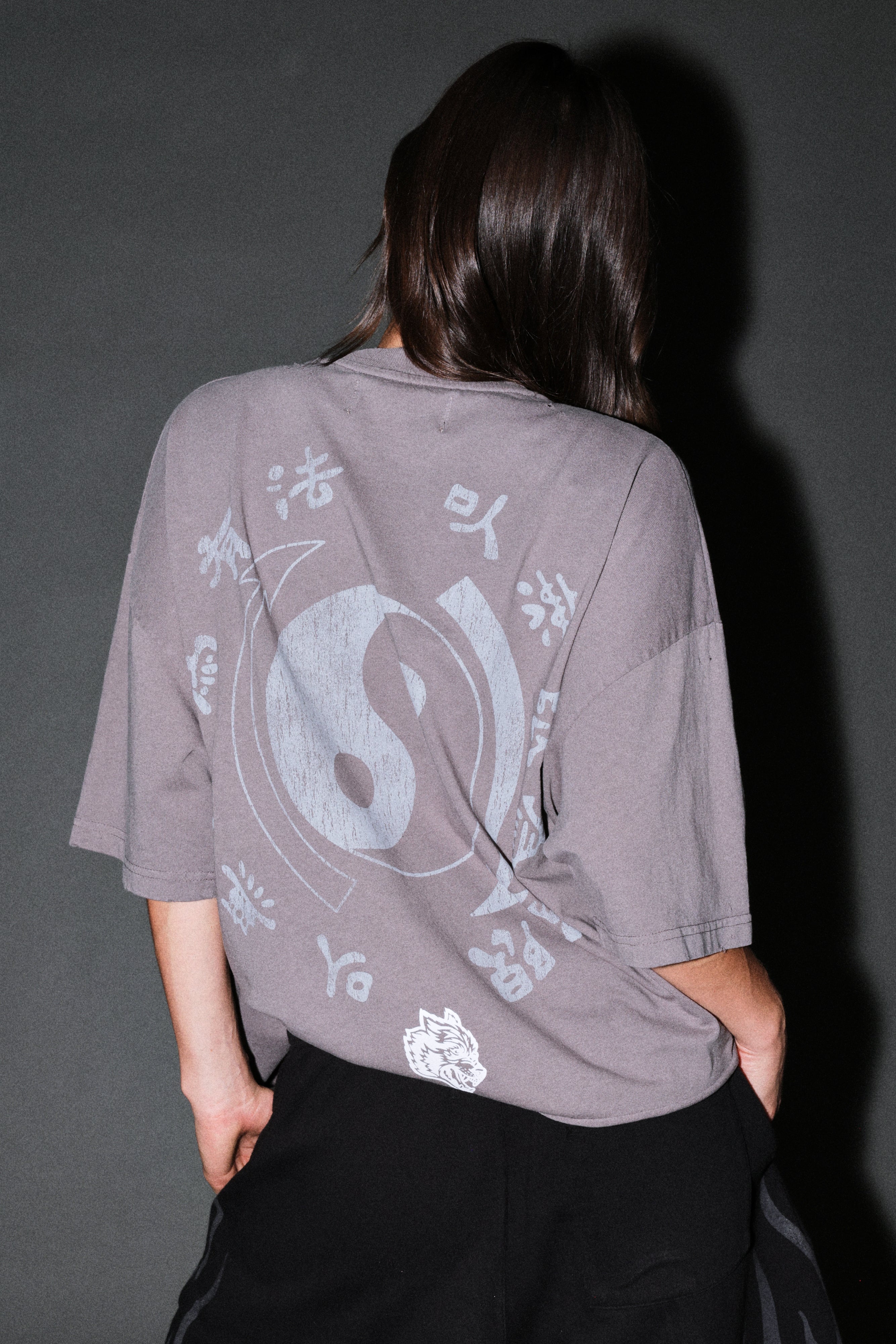 Bruce Lee Forever Distressed Grunge Box Cut Tee V2 in Slate Gray — imagem 14