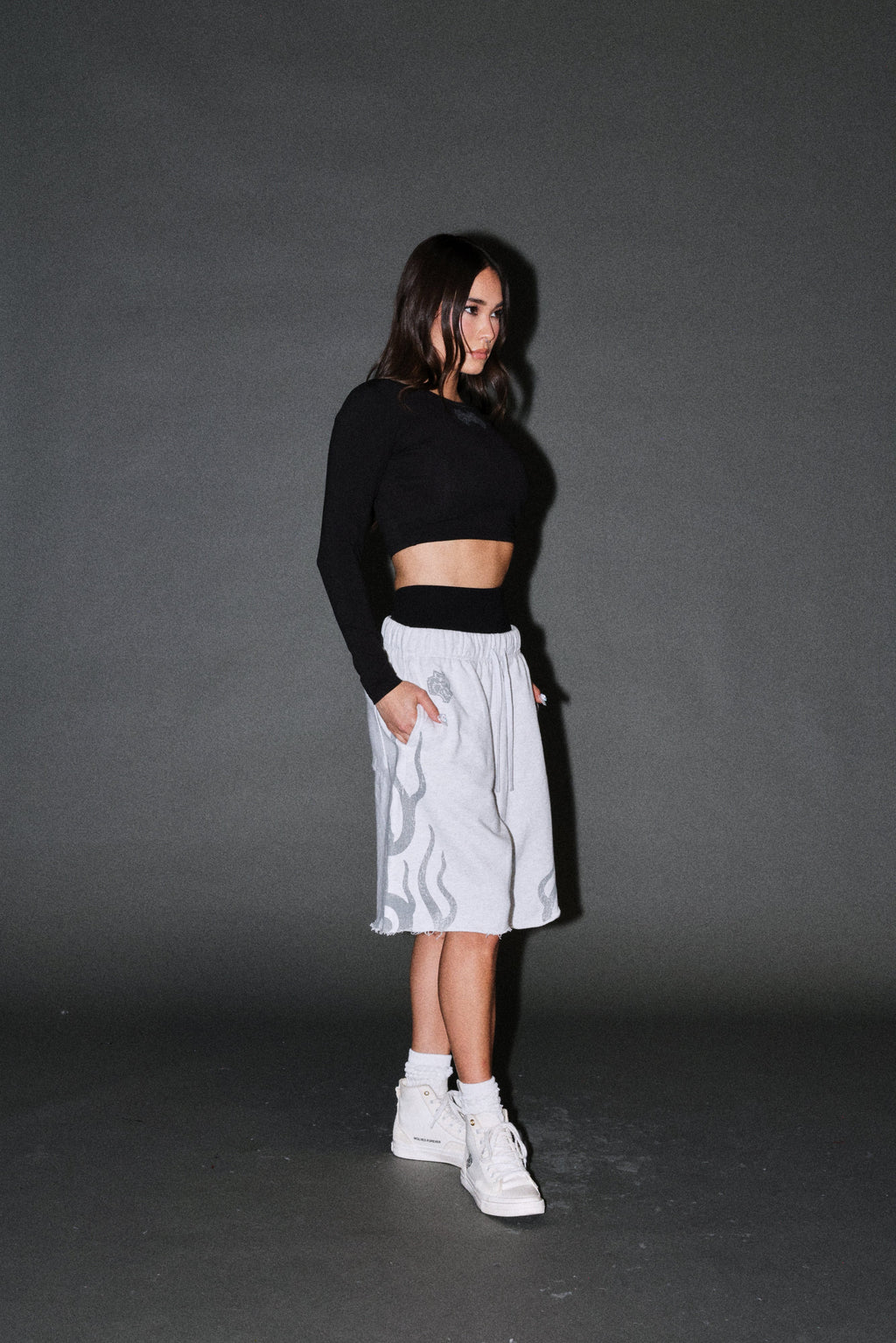 Fight Or Flight Grunge Oversized Raw Hem Post Lounge Sweat Shorts in Super Light Athletic Gray — imagem 10