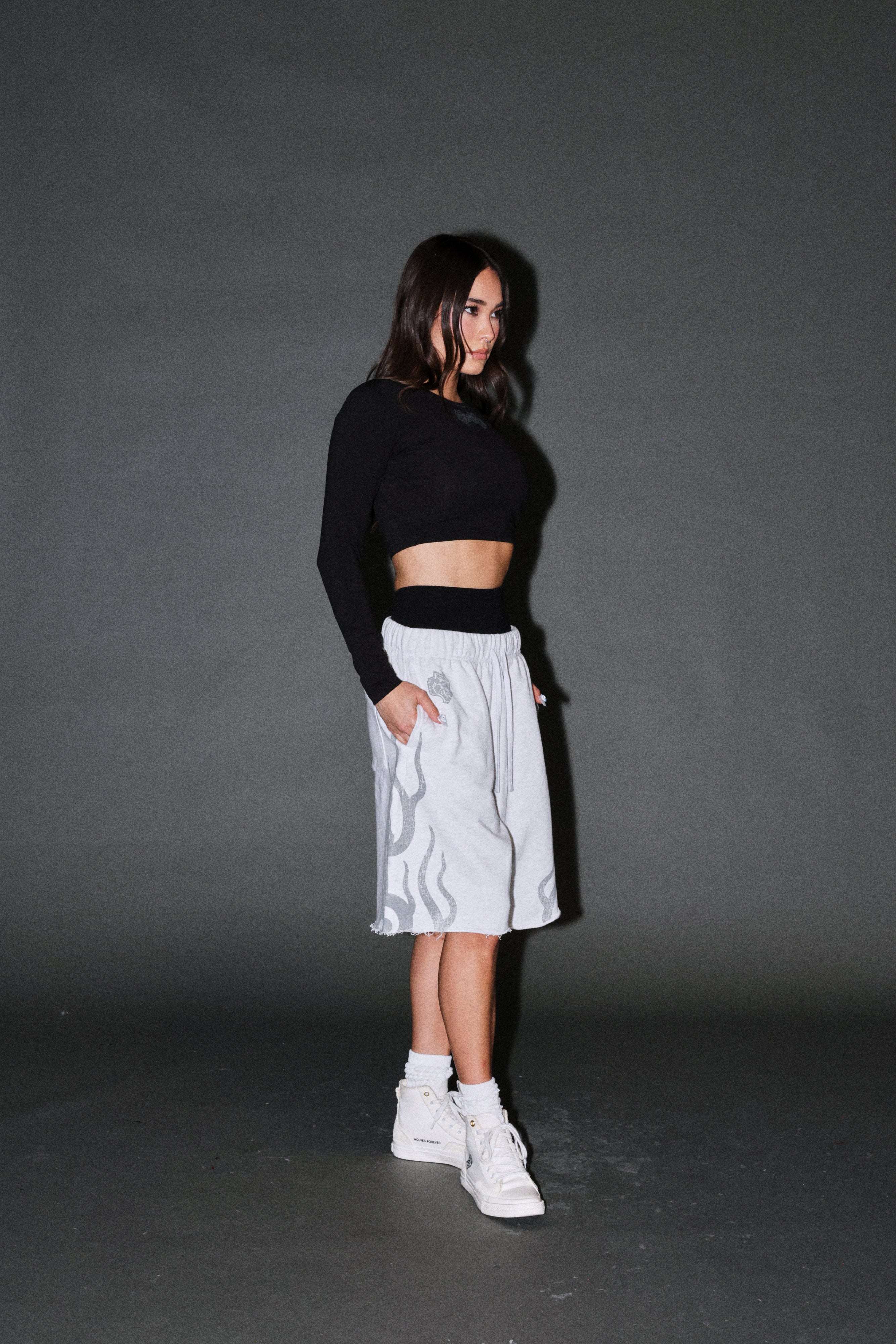 Fight Or Flight Grunge Oversized Raw Hem Post Lounge Sweat Shorts in Super Light Athletic Gray — imagem 10