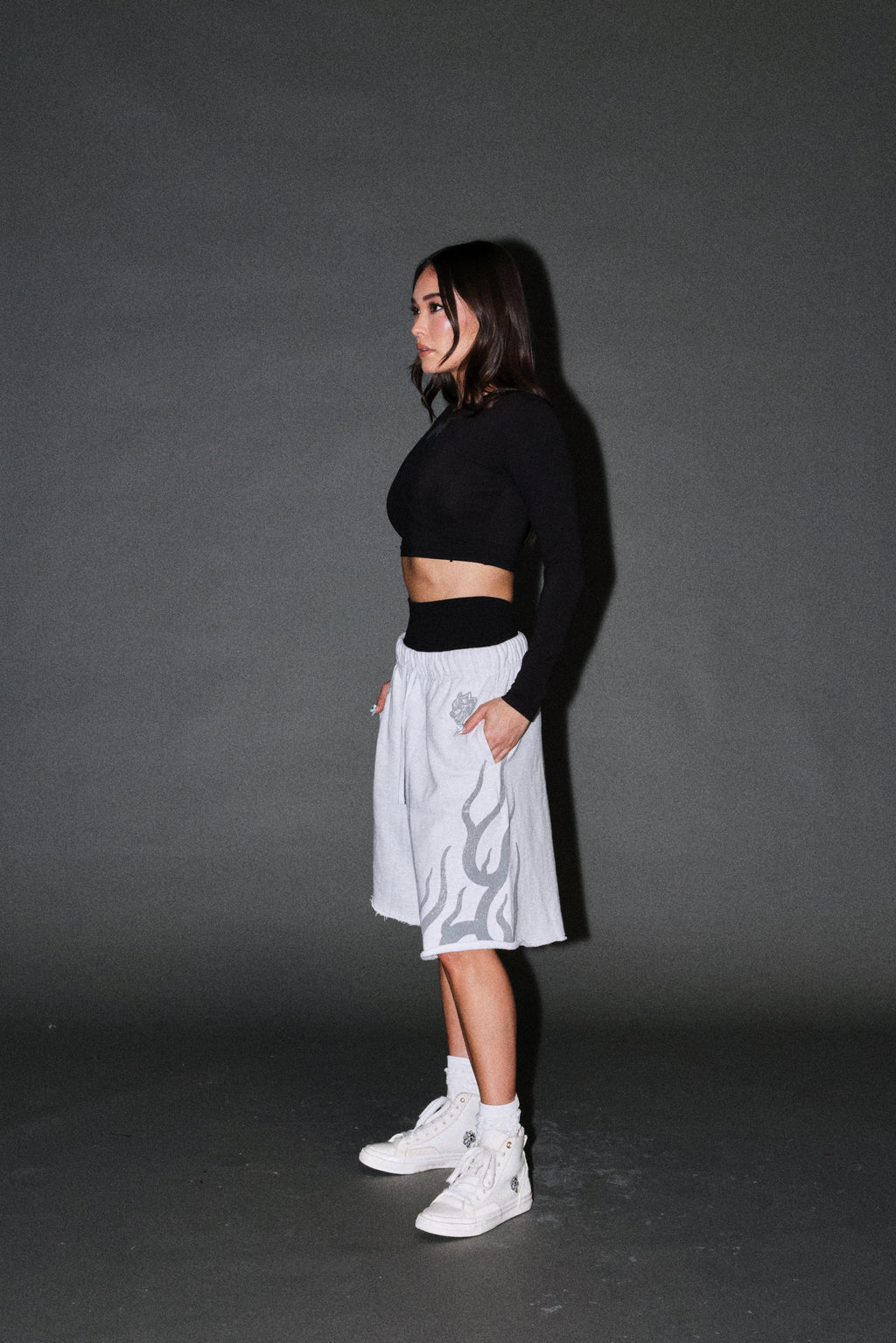 Fight Or Flight Grunge Oversized Raw Hem Post Lounge Sweat Shorts in Super Light Athletic Gray — imagem 9